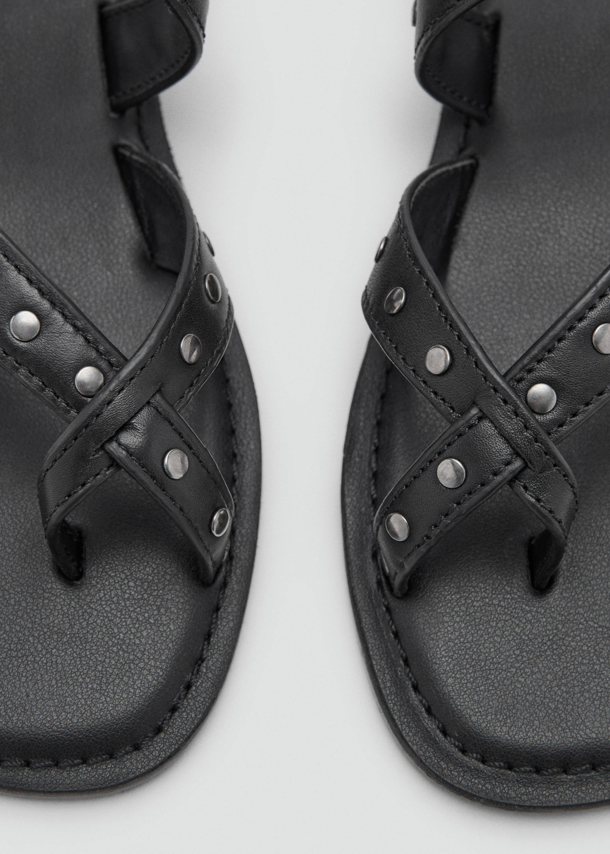 صندل جلدي بمسامير - تفاصيل المنتج 2