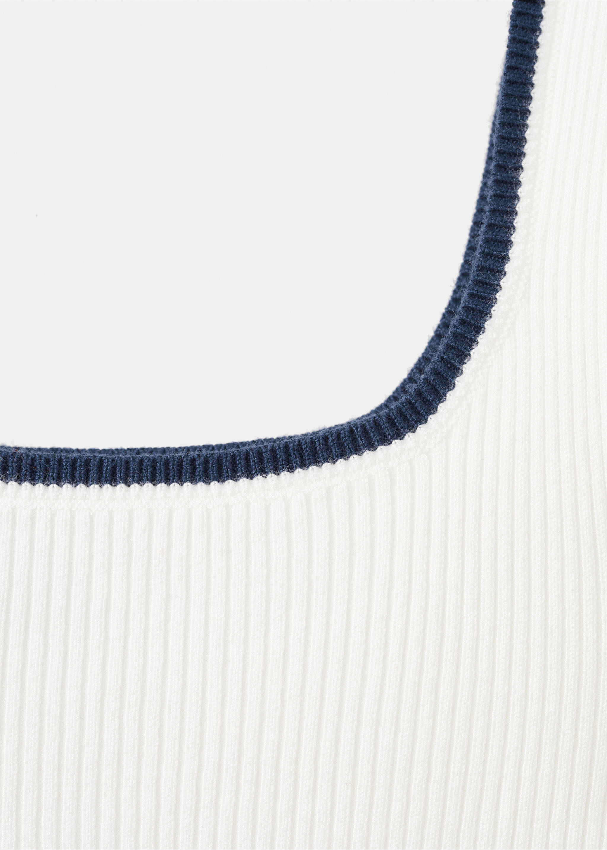 Two-tone ruffle top - Details of the article 8, White. Ref: 27087136-00.