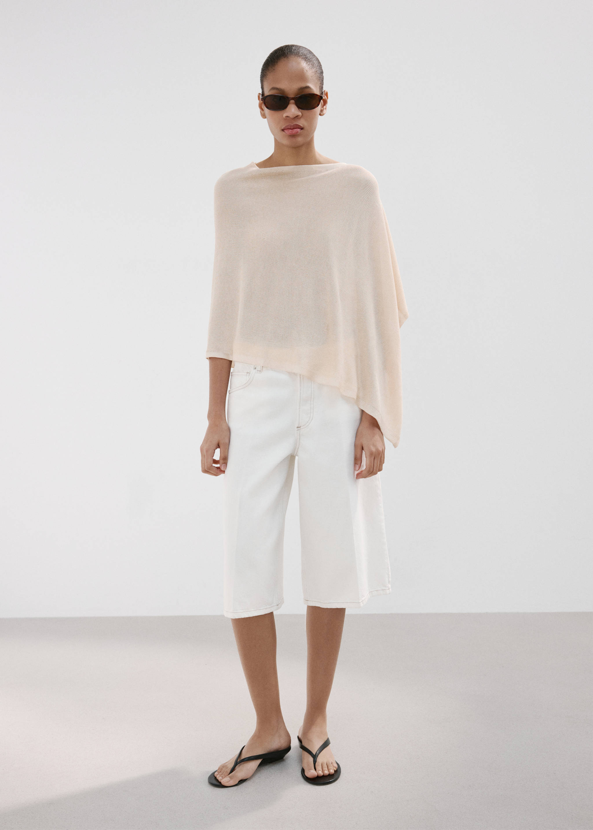 Asymmetrical knitted cape - General plane