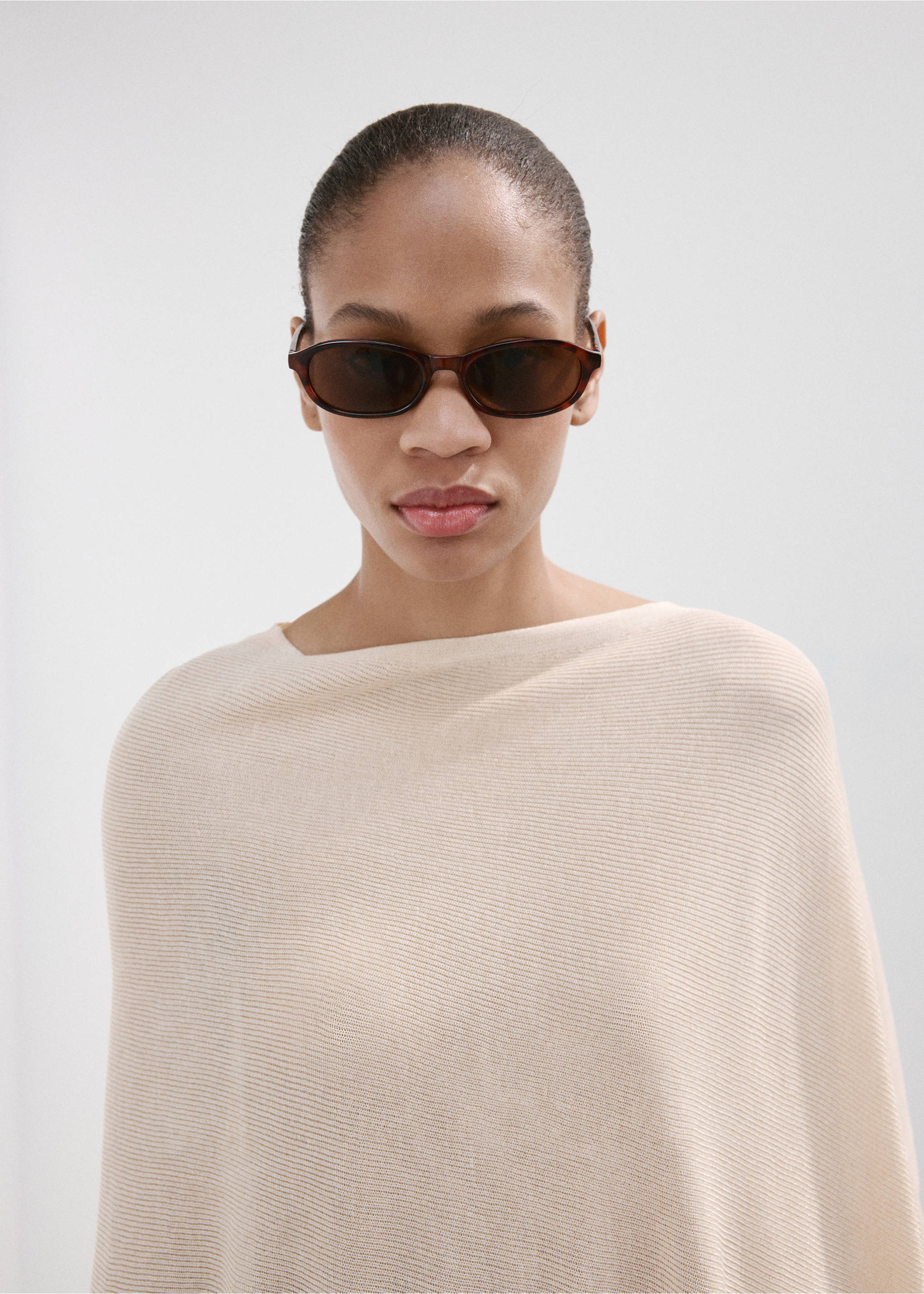 Asymmetrical knitted cape - Details of the article 1, Pastel Yellow. Ref: 27087143-00.