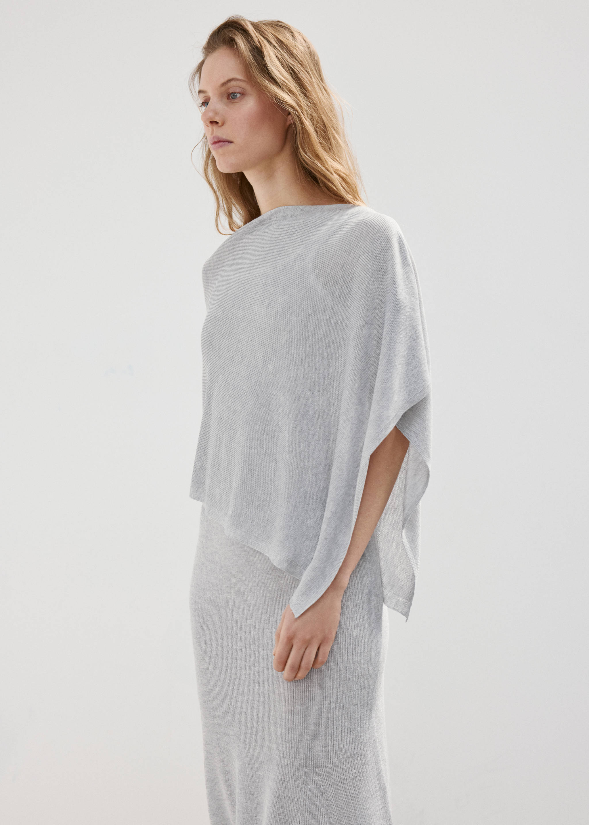 Asymmetrical knitted cape - Medium plane