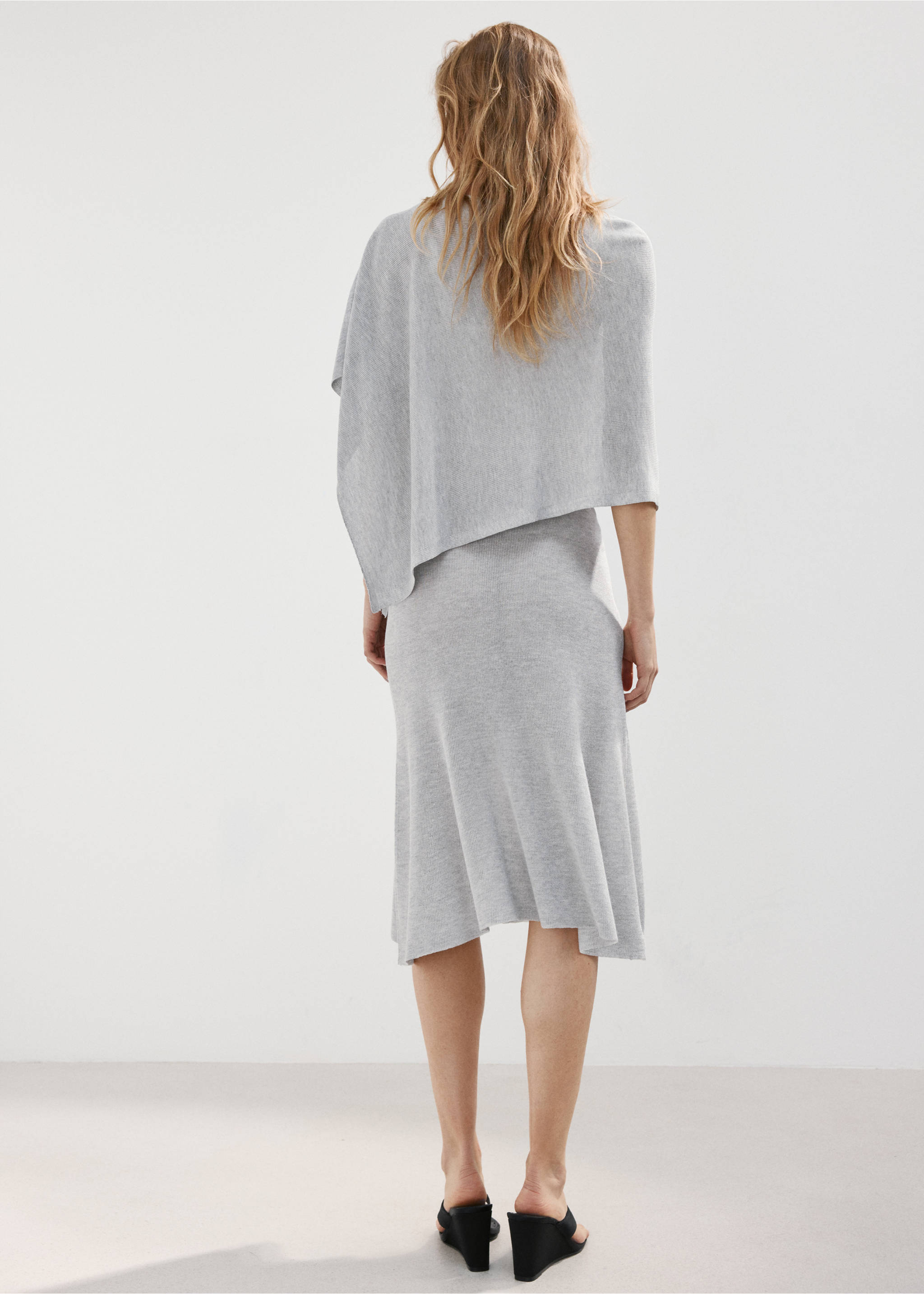 Asymmetrical knitted cape - Reverse of the article, Light Heather Grey. Ref: 27087143-00.