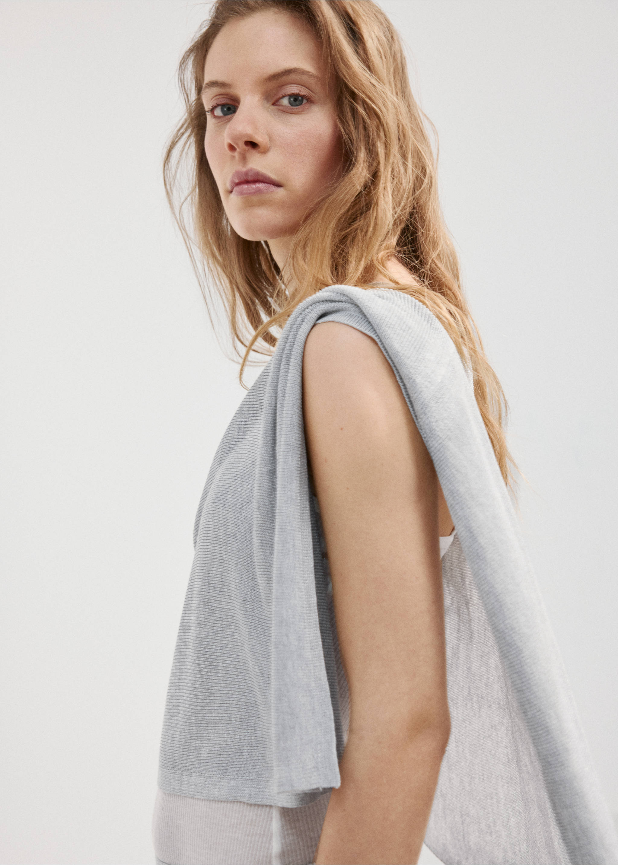 Asymmetrical knitted cape - Details of the article 6, Light Heather Grey. Ref: 27087143-00.