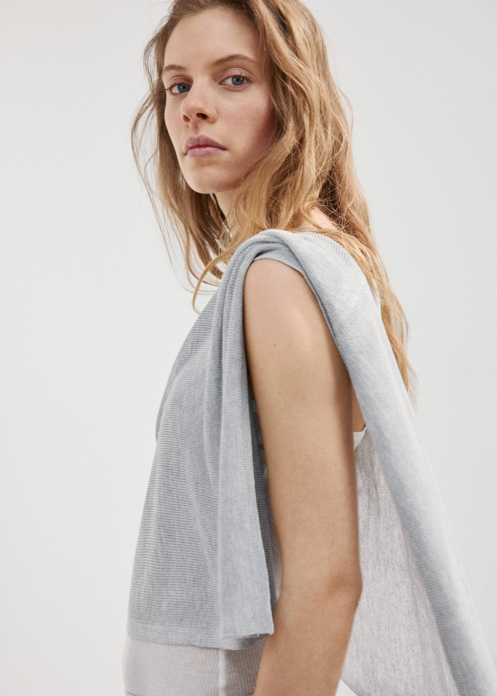 Asymmetrical knitted cape - Details of the article 6
