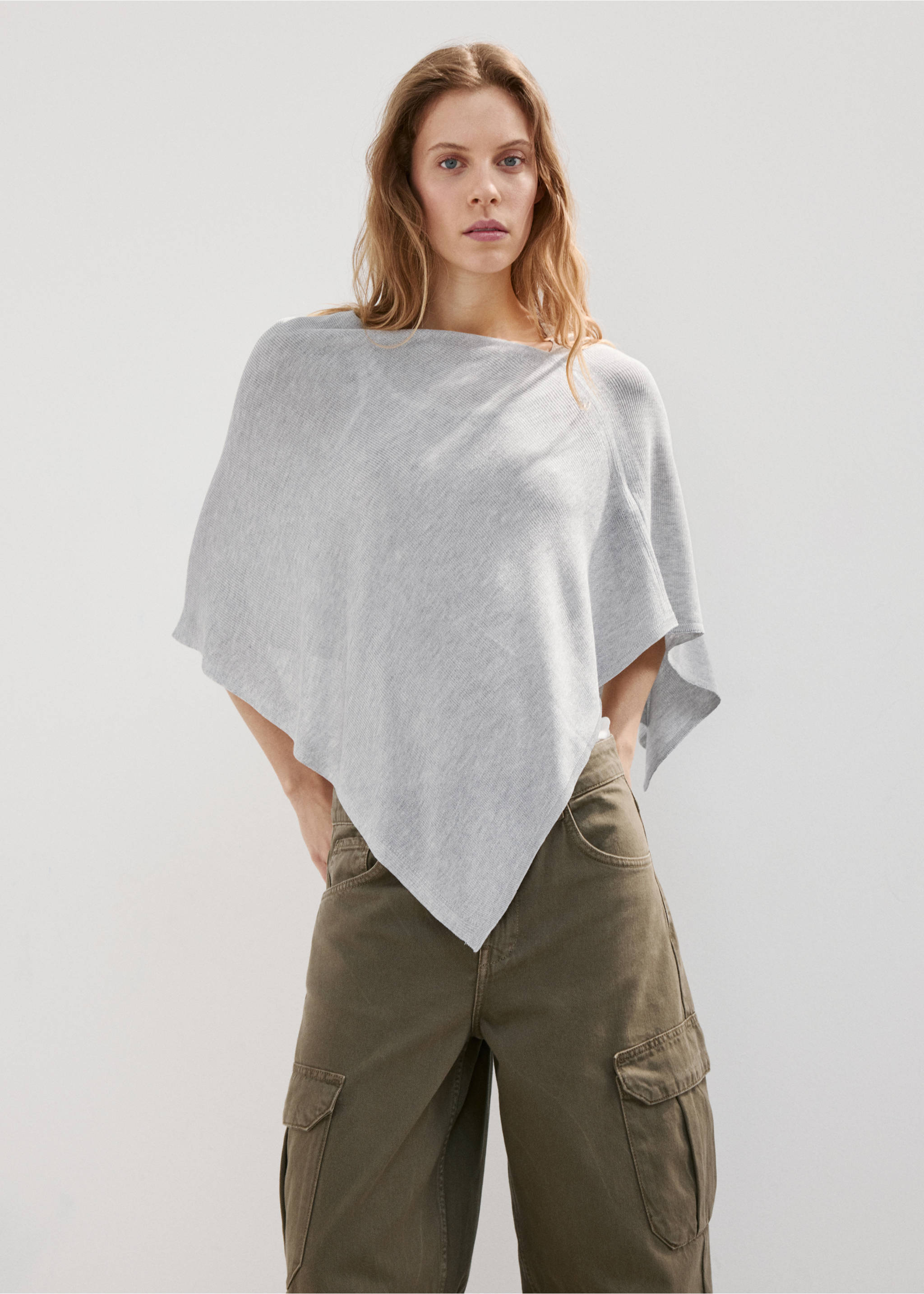 Asymmetrical knitted cape - Details of the article 2, Light Heather Grey. Ref: 27087143-00.