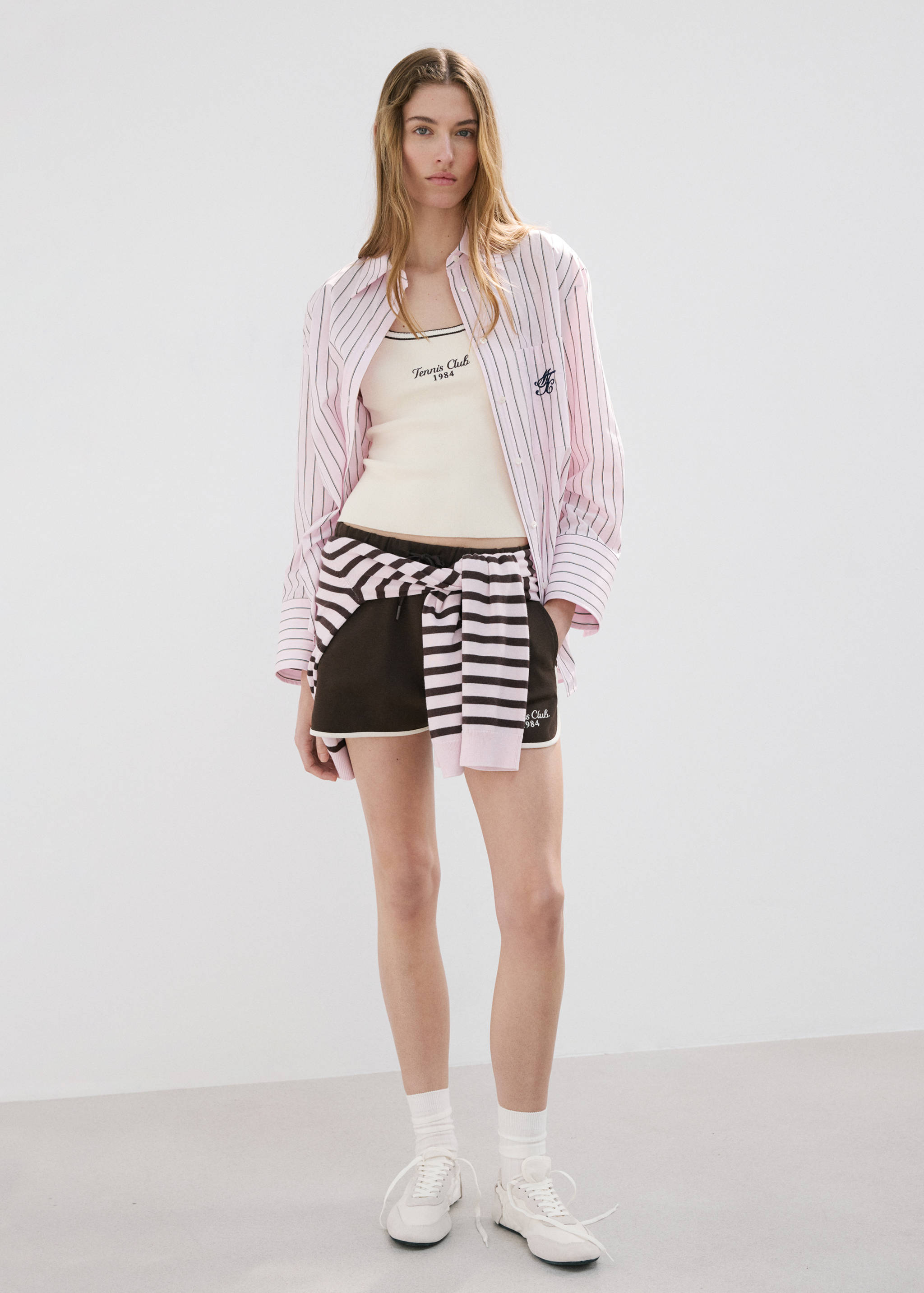 قميص بنص مطرز بحافة متباينة - رؤية عامة