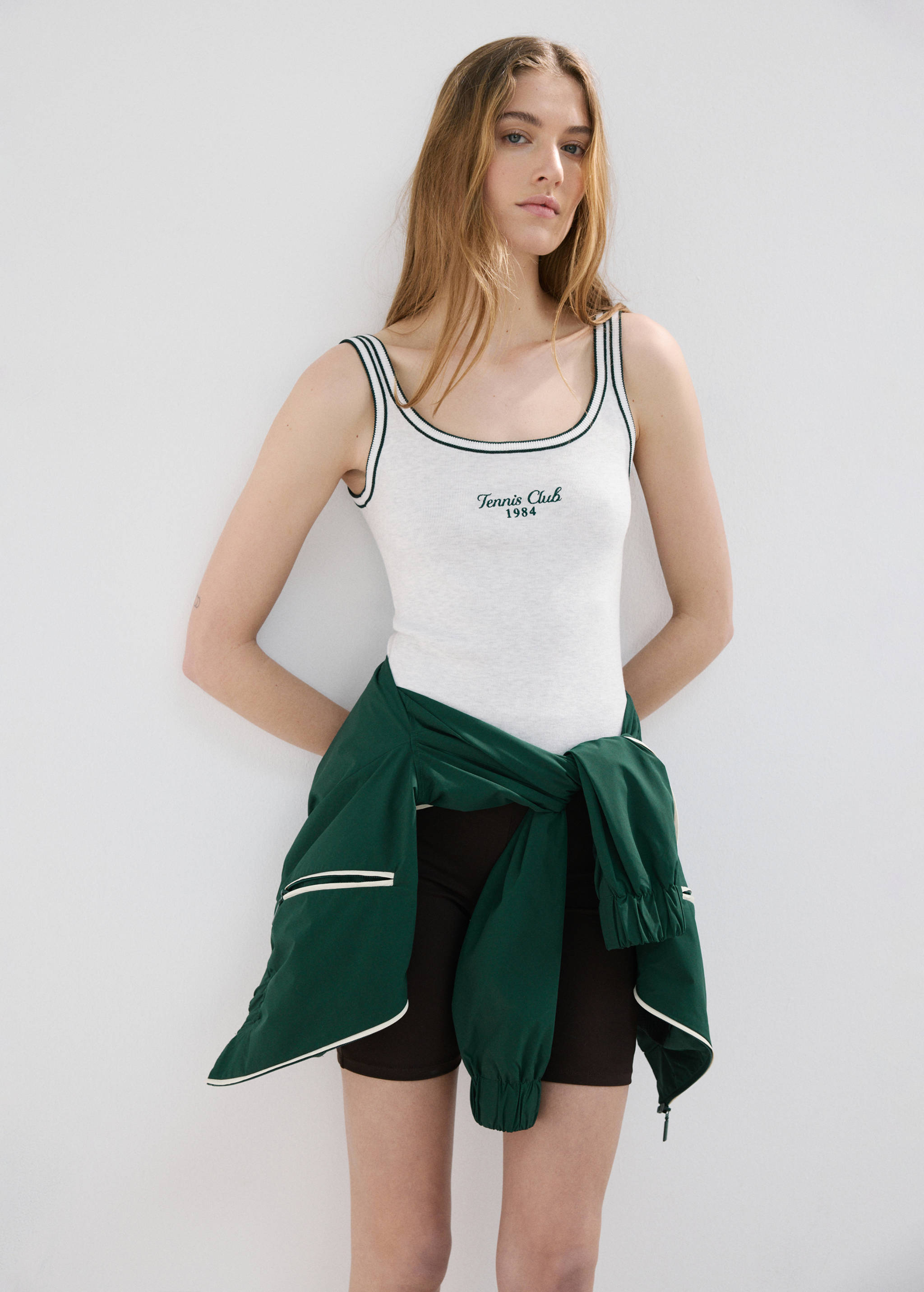 Top with embroidered message and contrasting trim - Medium plane