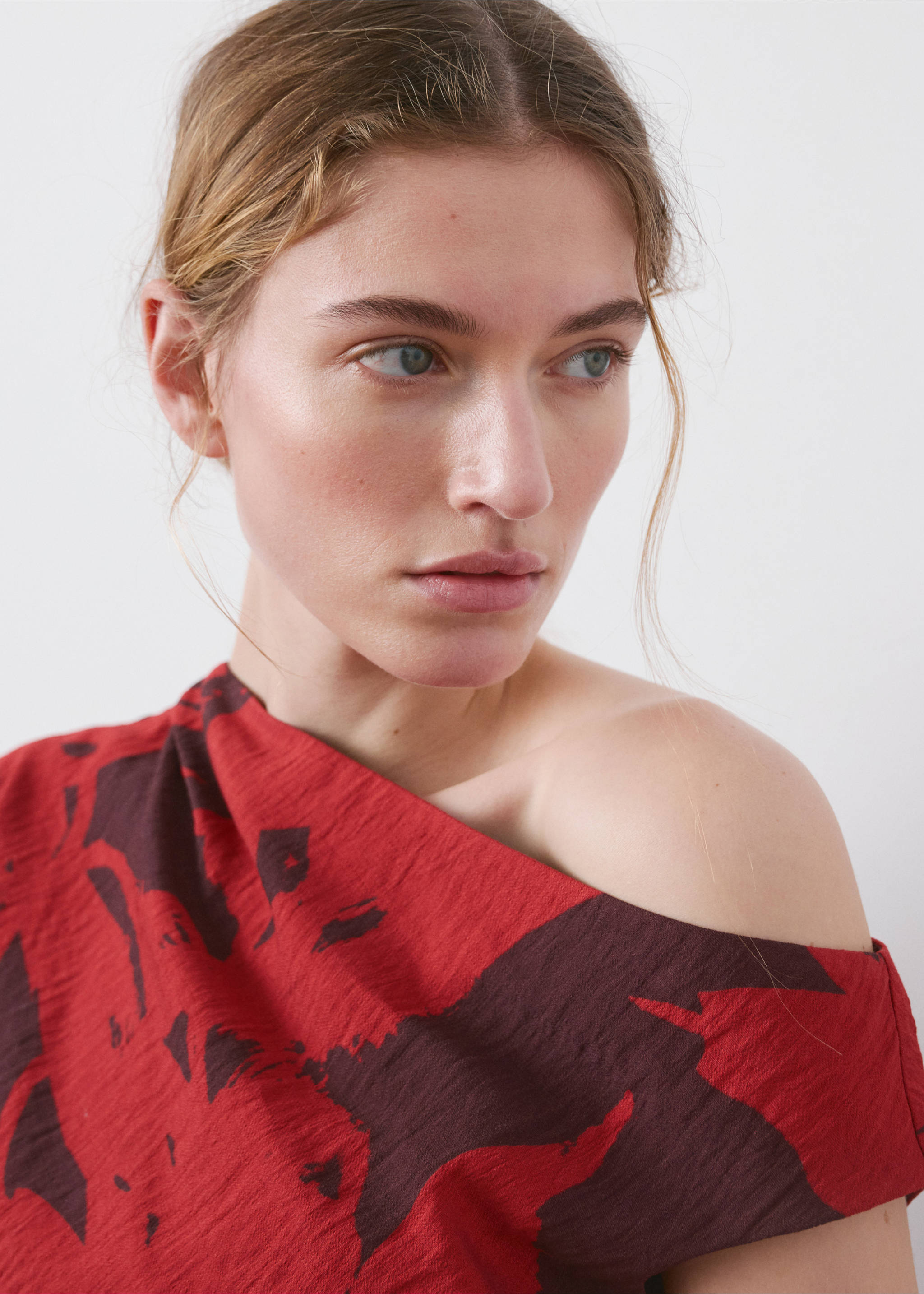 Short patterned dress - Details of the article 1, Red. Ref: 27087167-00.