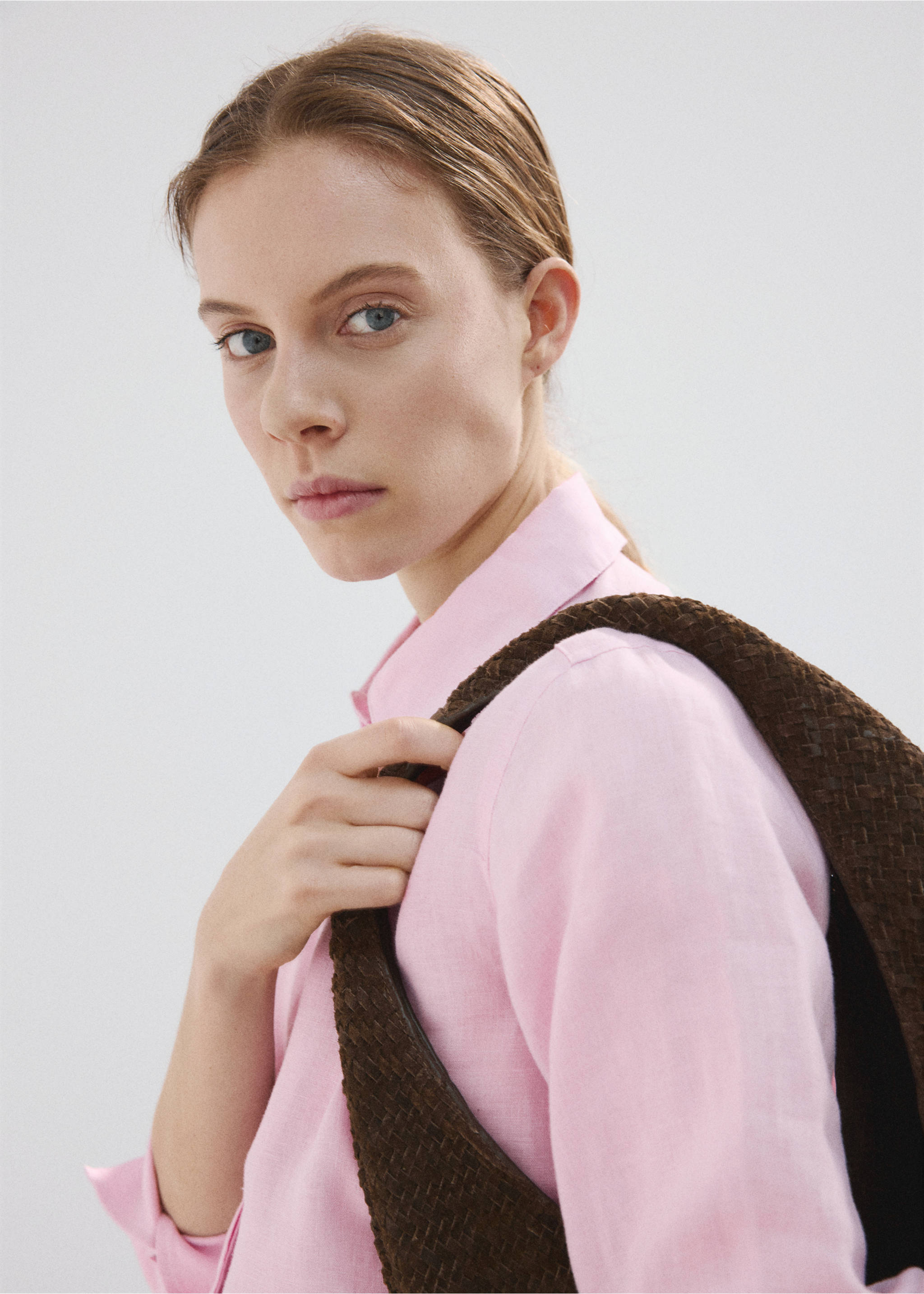 Camisa recta lino - Detalle del artículo 2, Rosa. Ref: 27087781-00.