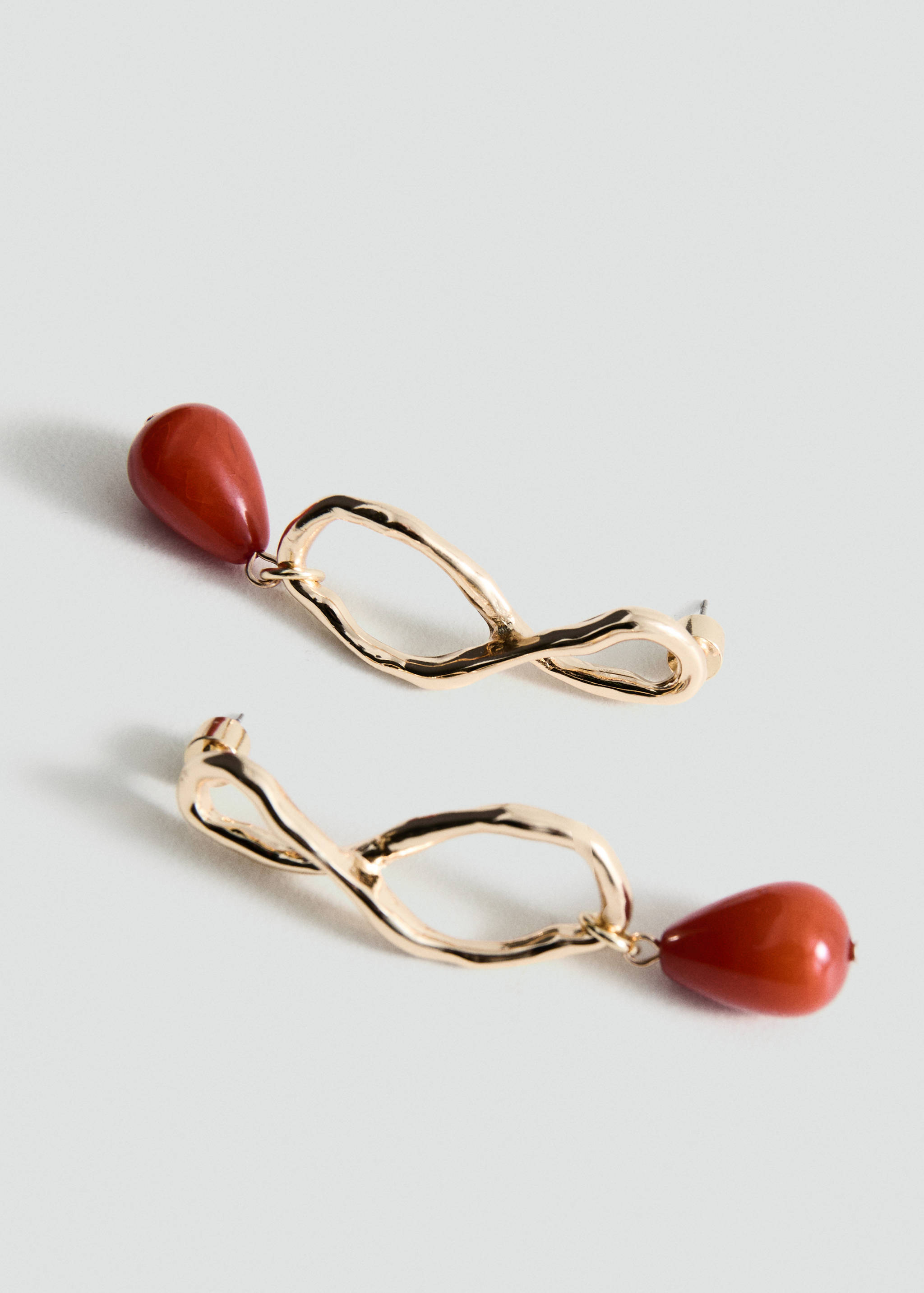 Серьги с подвесками-бусинками - Средний план