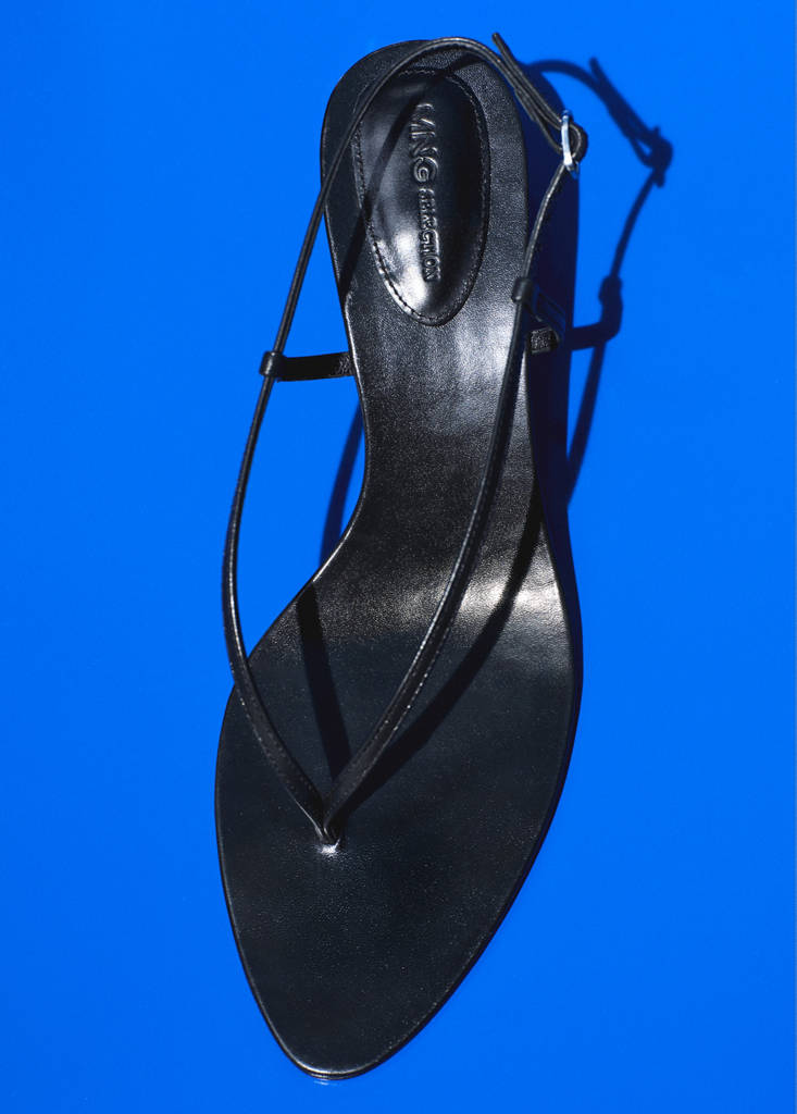 Heeled leather sandals with straps — Black