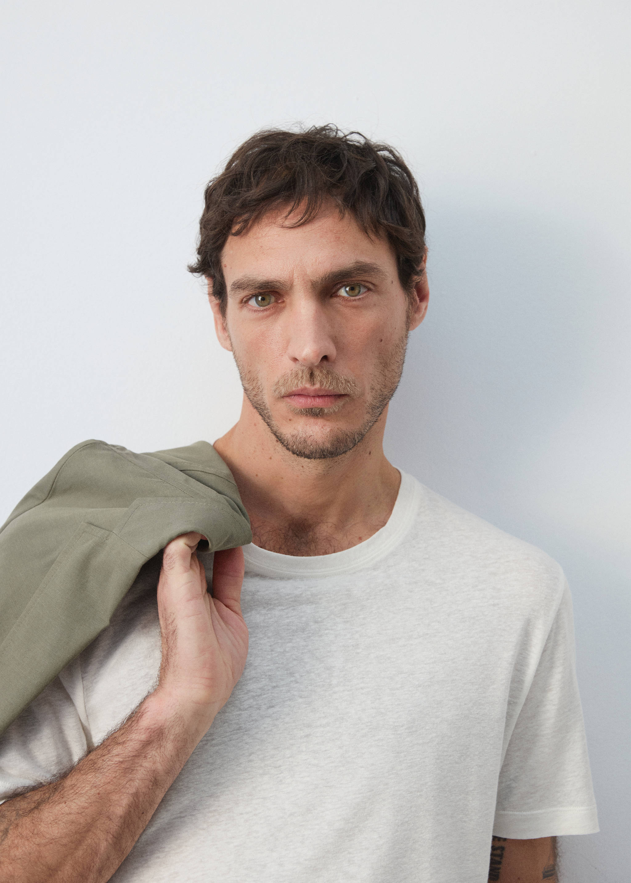 Льняная футболка slim fit - Деталь изделия 1