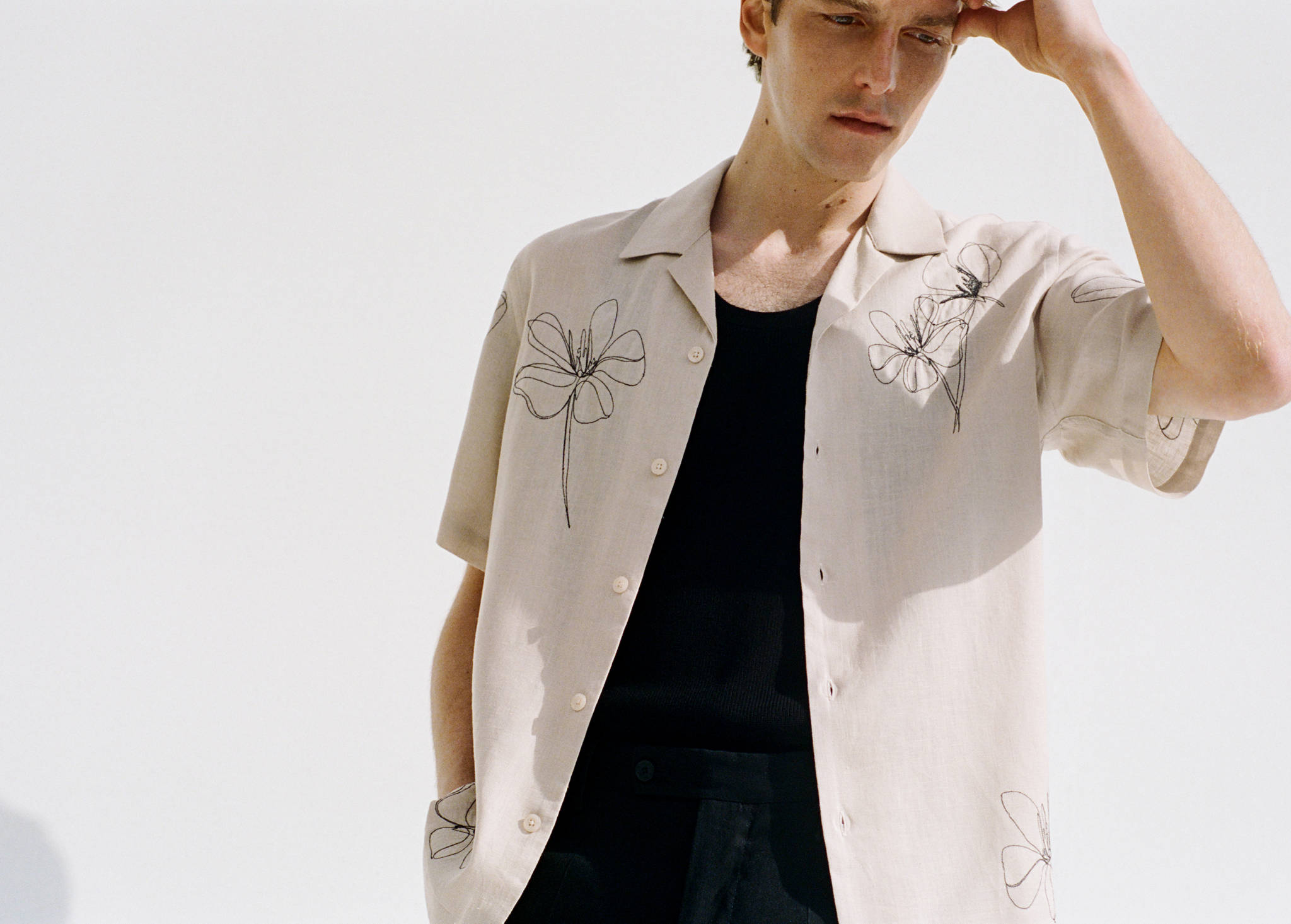 Chemise avec détails brodés, regular fit - Plan panoramique