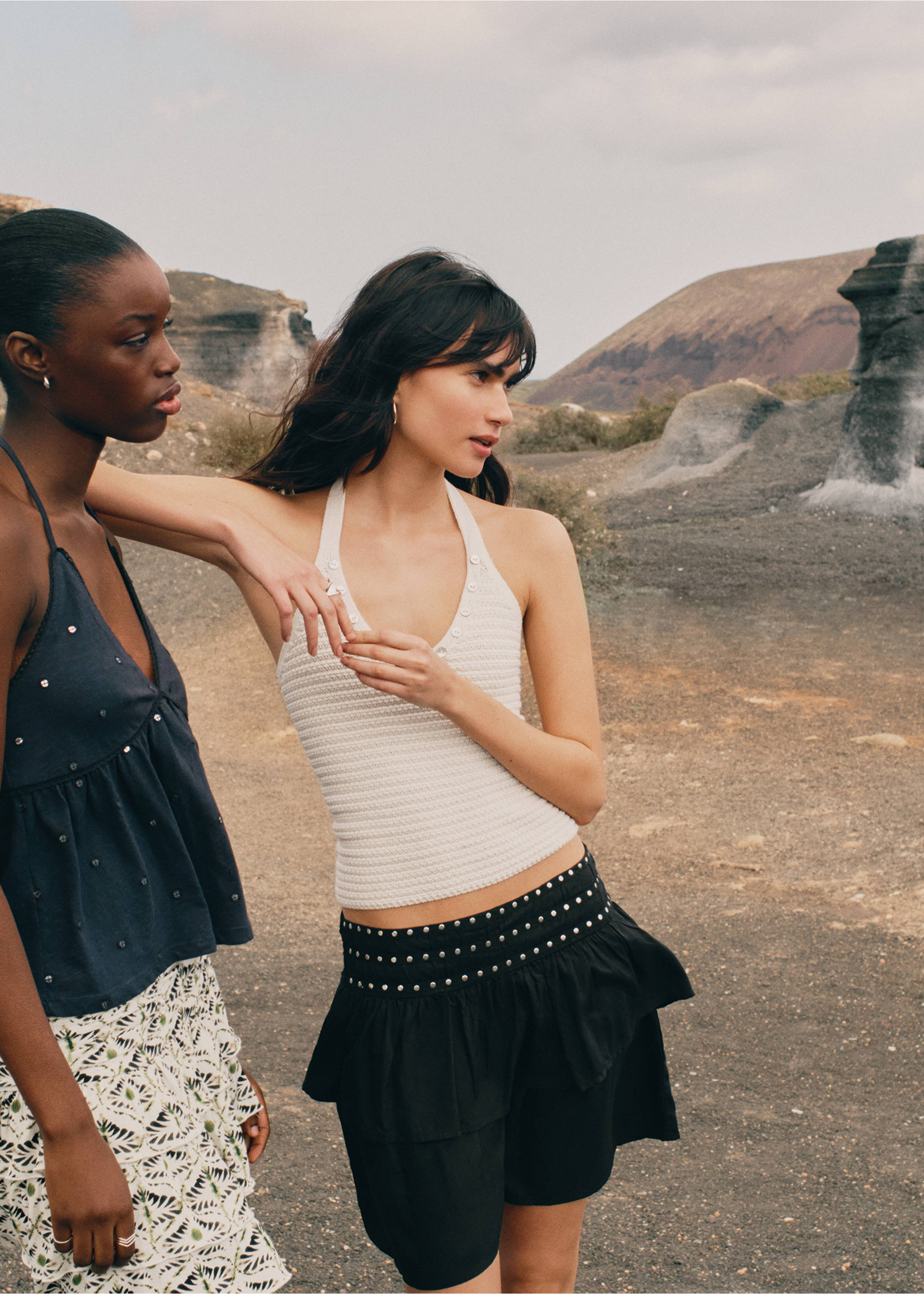 Szegecses rövid szoknya - A termék adatai 5, Fekete. Ref: 27087899-00.