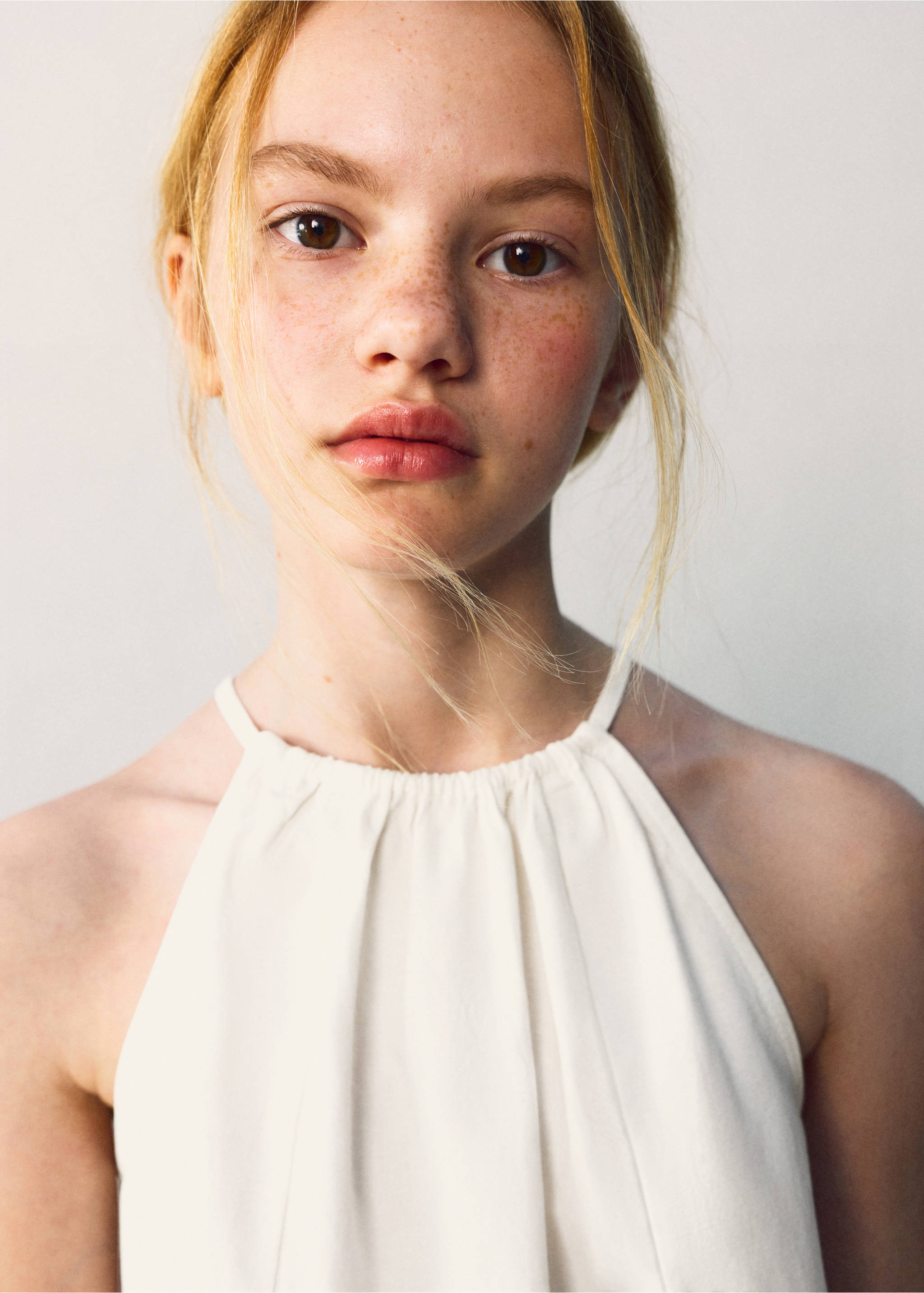 Blusa cuello halter fruncido - Plano general, Blanco. Ref: 27087908-00.