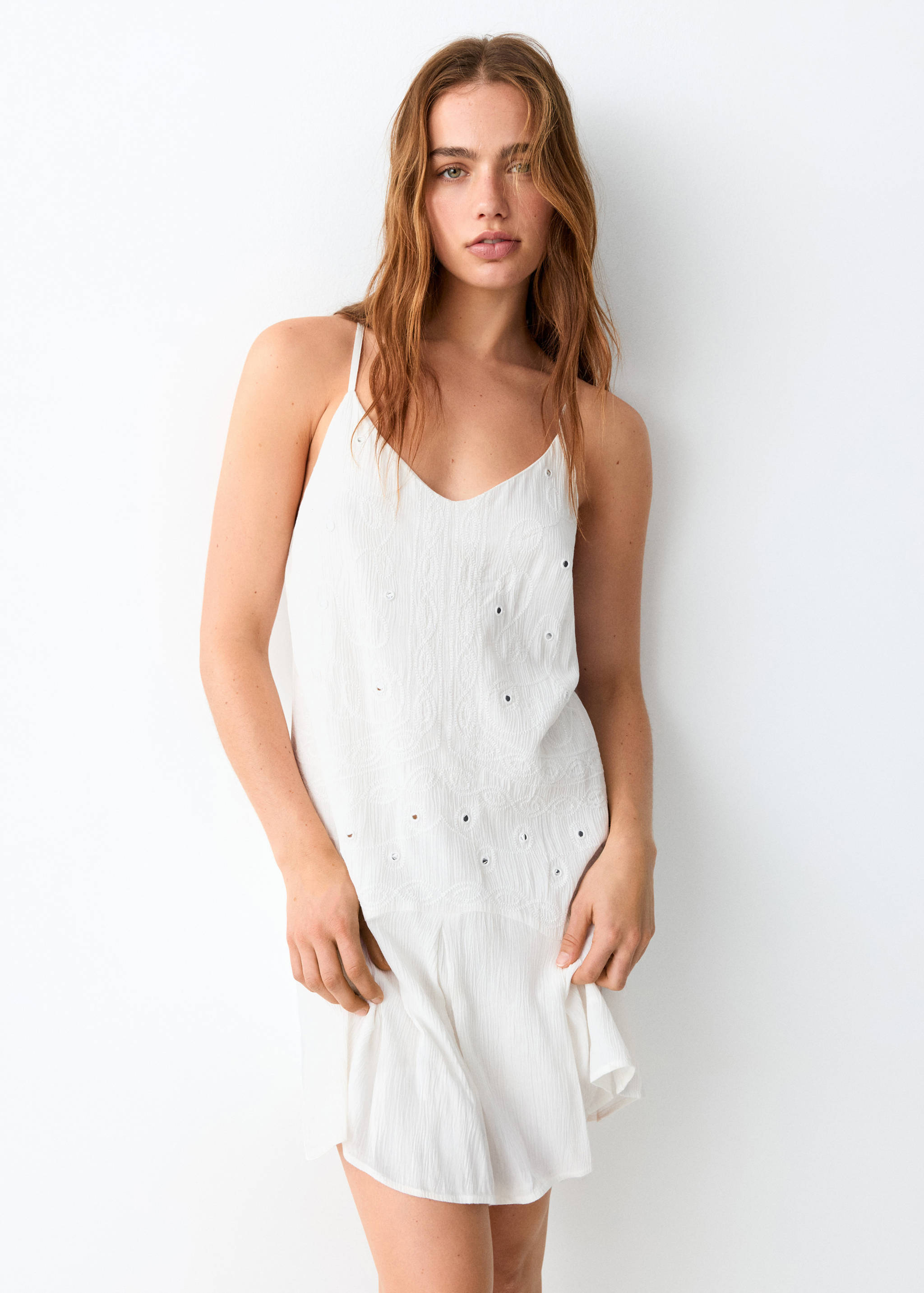 Robe courte détail perles - Plan moyen