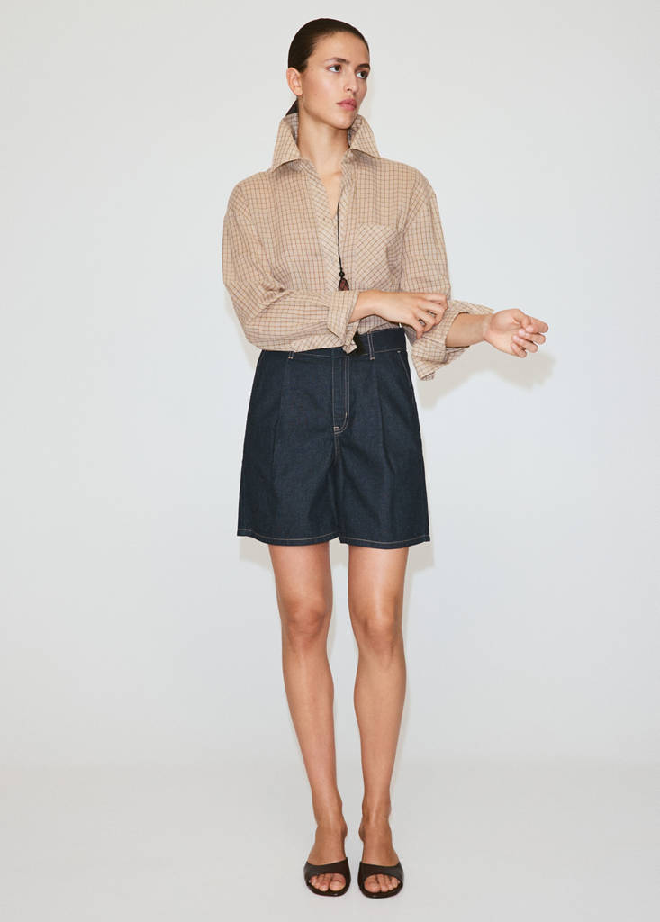 Mid-rise denim bermuda shorts with pleats — Open Blue