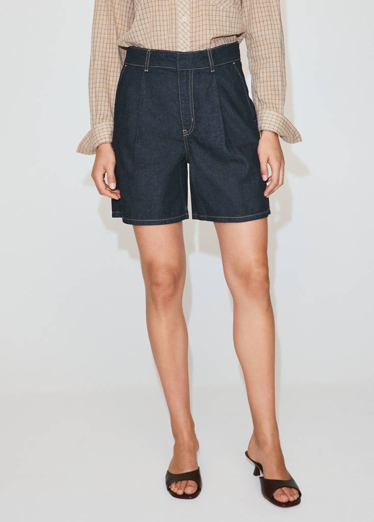 Mid-rise denim bermuda shorts with pleats — Open Blue