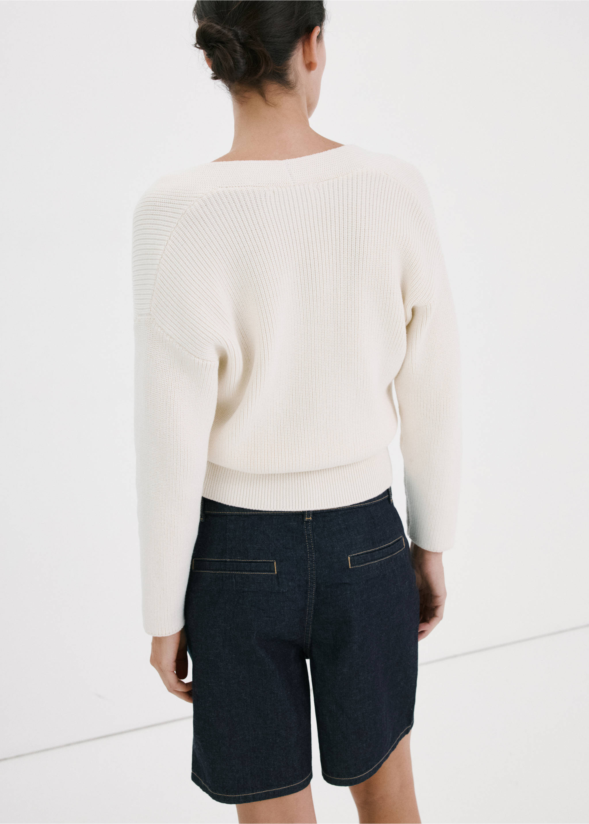 Mid-rise denim bermuda shorts with pleats - Reverse of the article, Open Blue. Ref: 27087923-00.