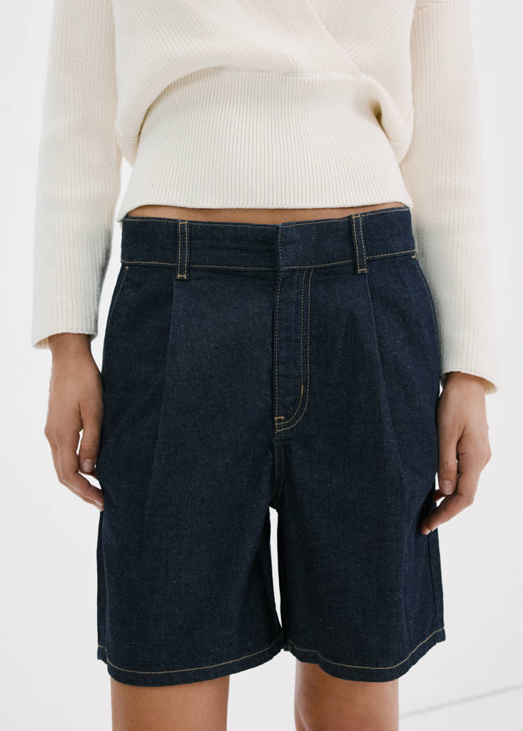 Mid-rise denim bermuda shorts with pleats — Open Blue