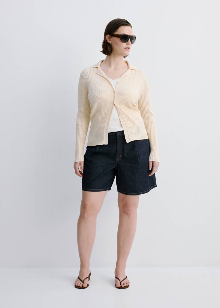 Mid-rise denim bermuda shorts with pleats — Open Blue