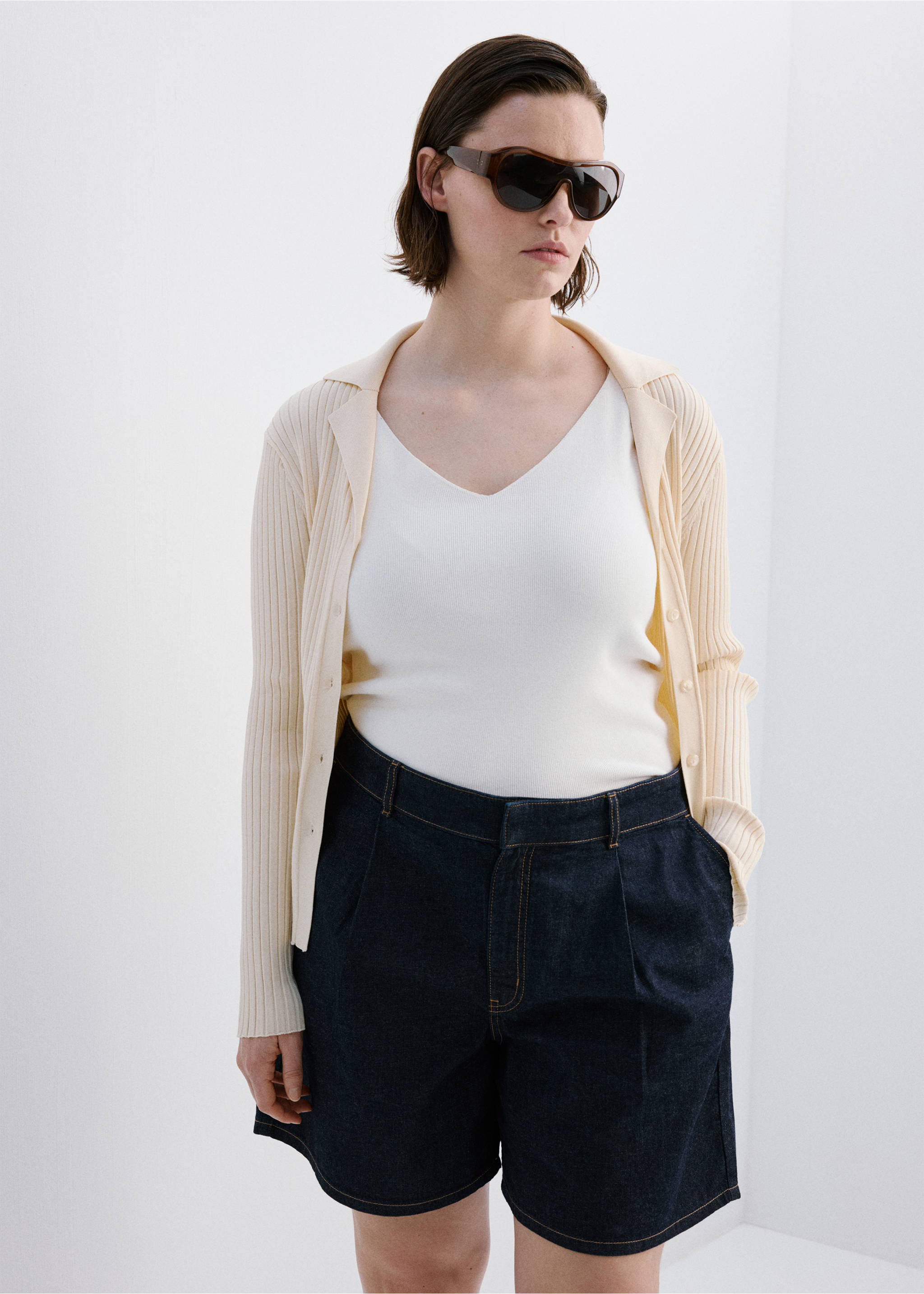 Mid-rise denim bermuda shorts with pleats - Details of the article 5, Open Blue. Ref: 27087923-00.