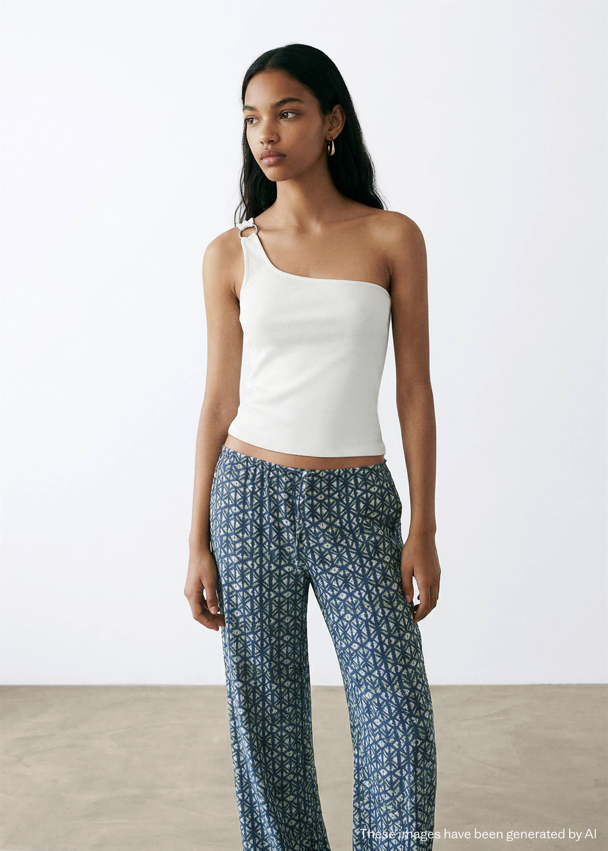 Top asimétrico detalle anilla - Plano medio