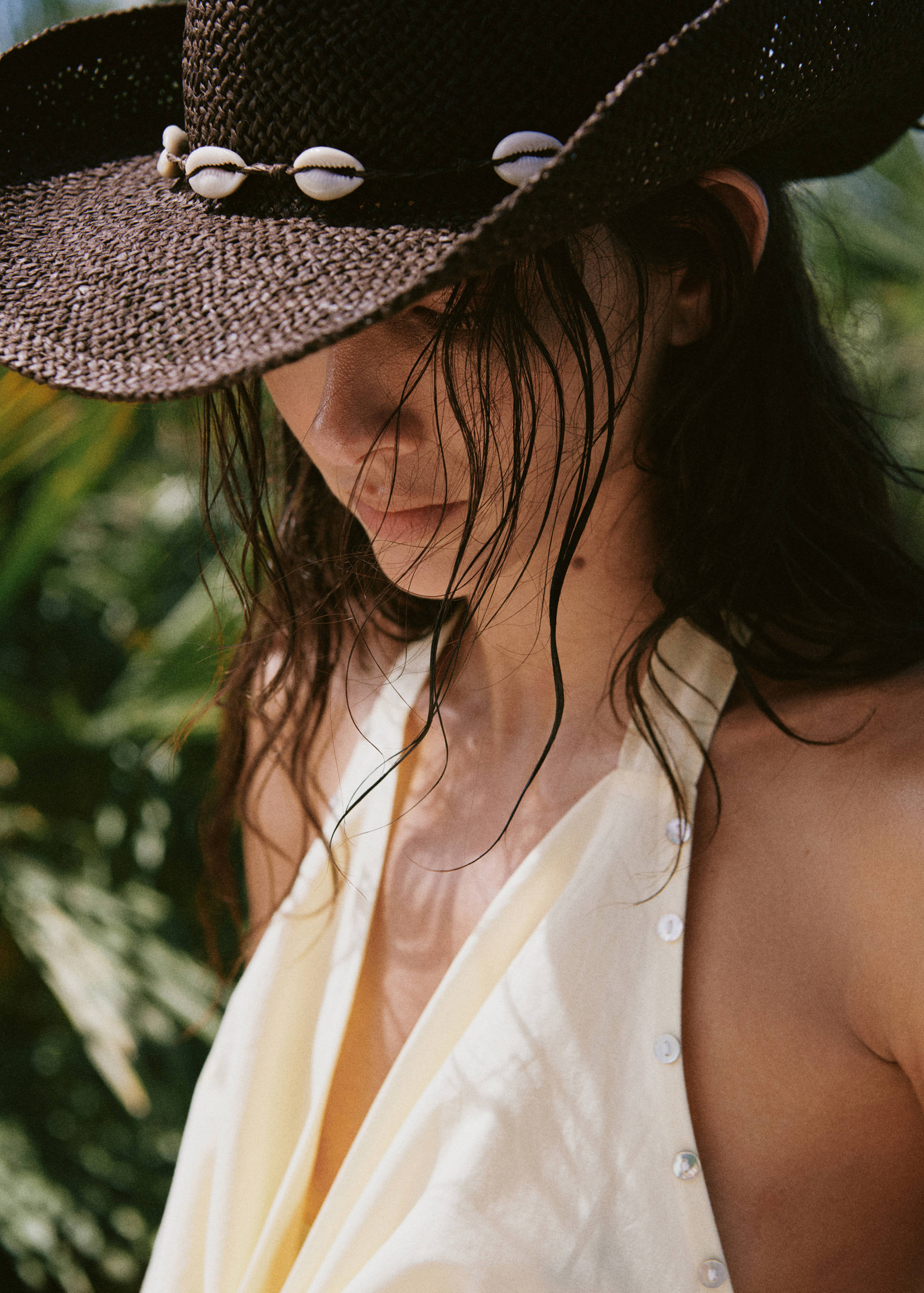 Шляпа из натурального волокна с ракушками - Общий план