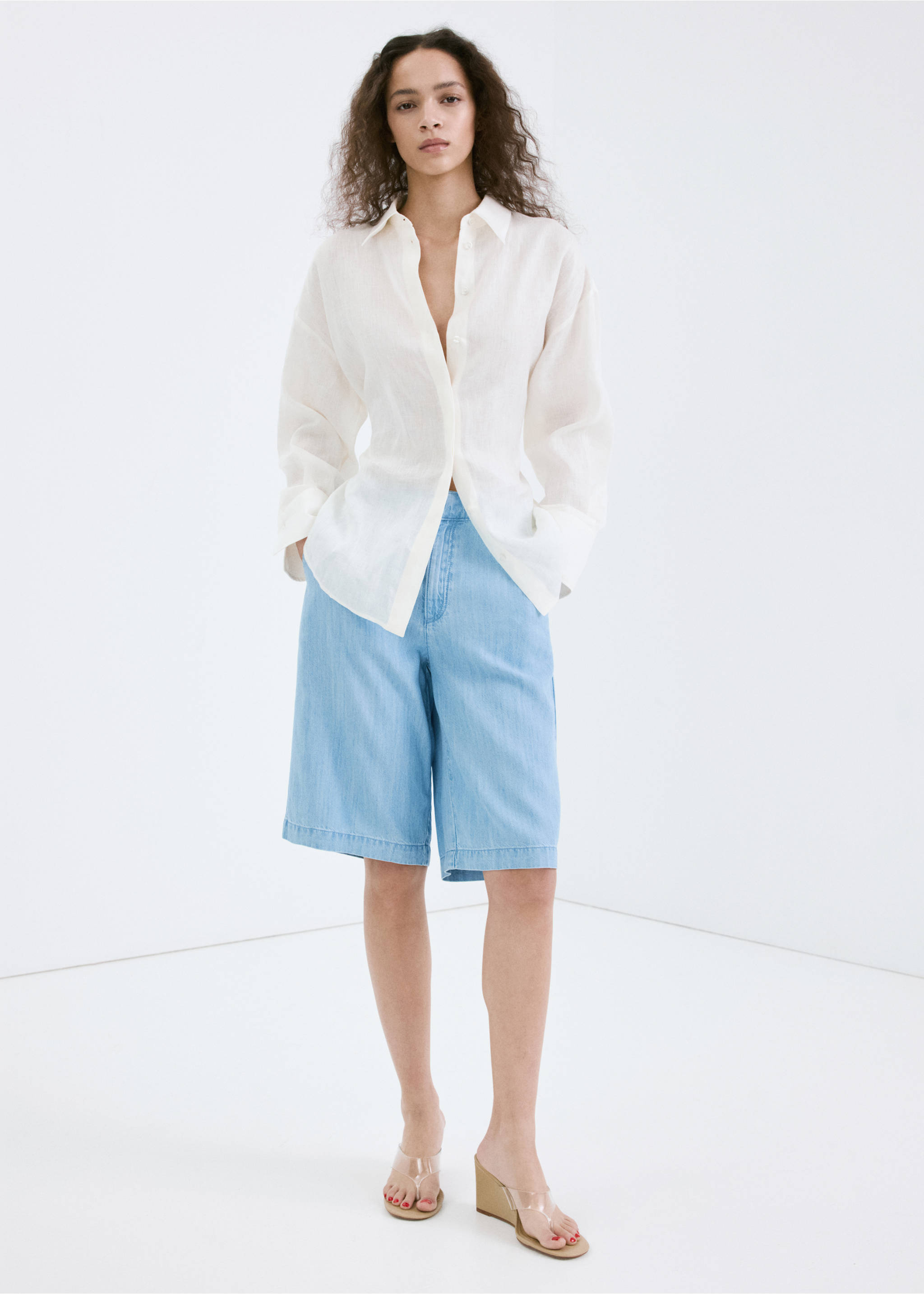 Straight low-rise denim Bermuda shorts - Details of the article 2, Light Blue. Ref: 27089054-00.