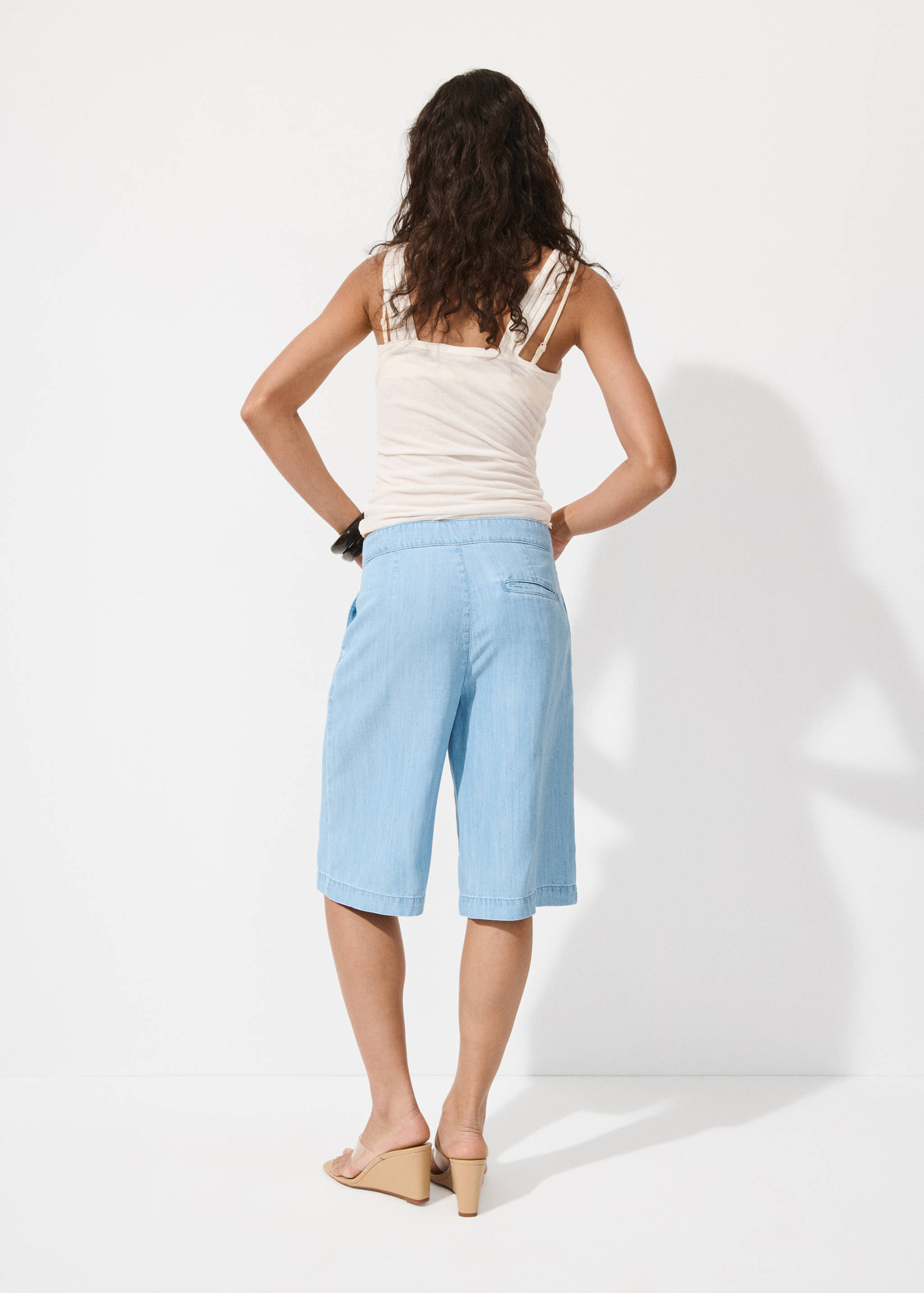 Straight low-rise denim Bermuda shorts - Reverse of the article