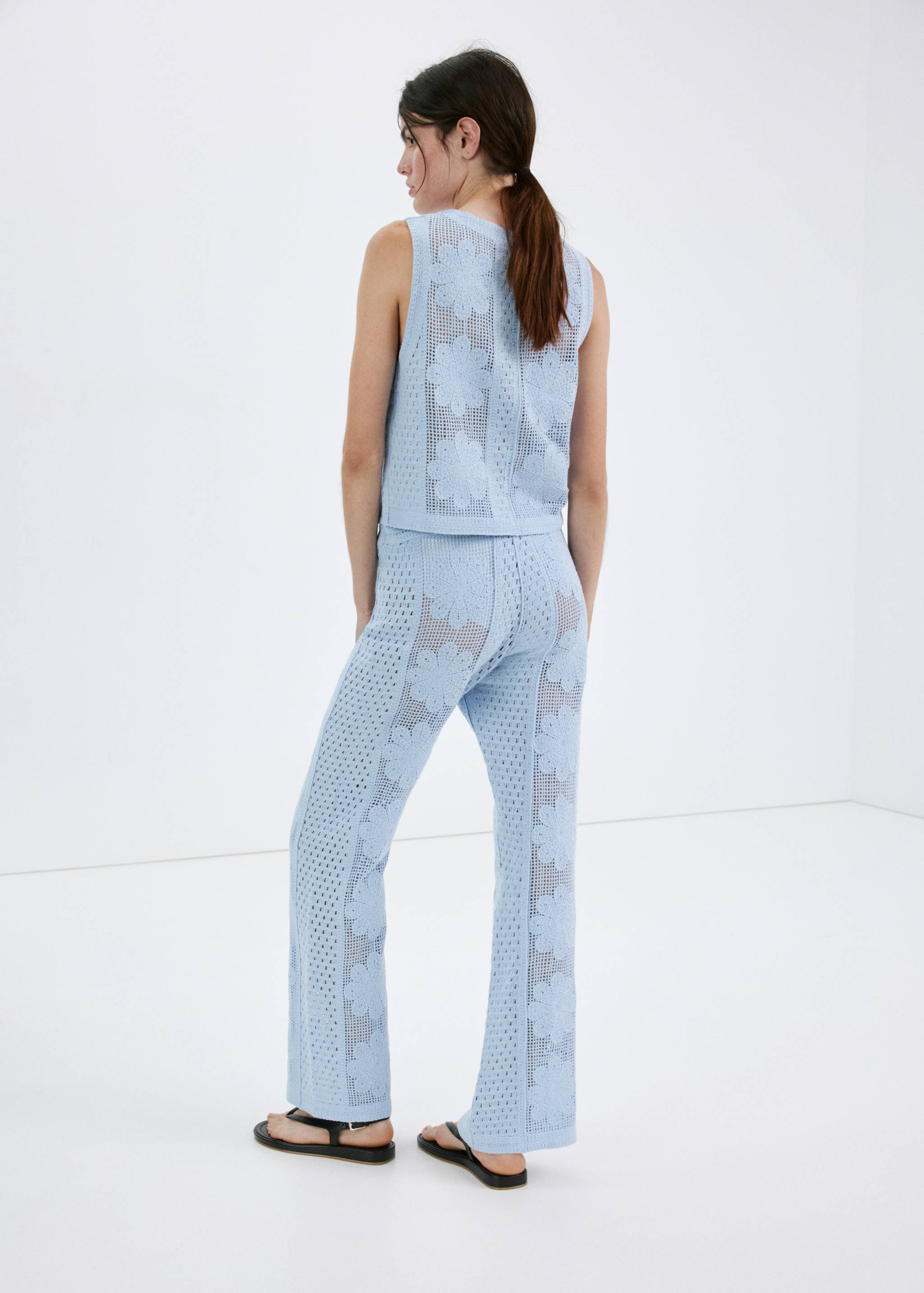 Rechte broek met opengewerkte borduursels - Achterkant van het artikel