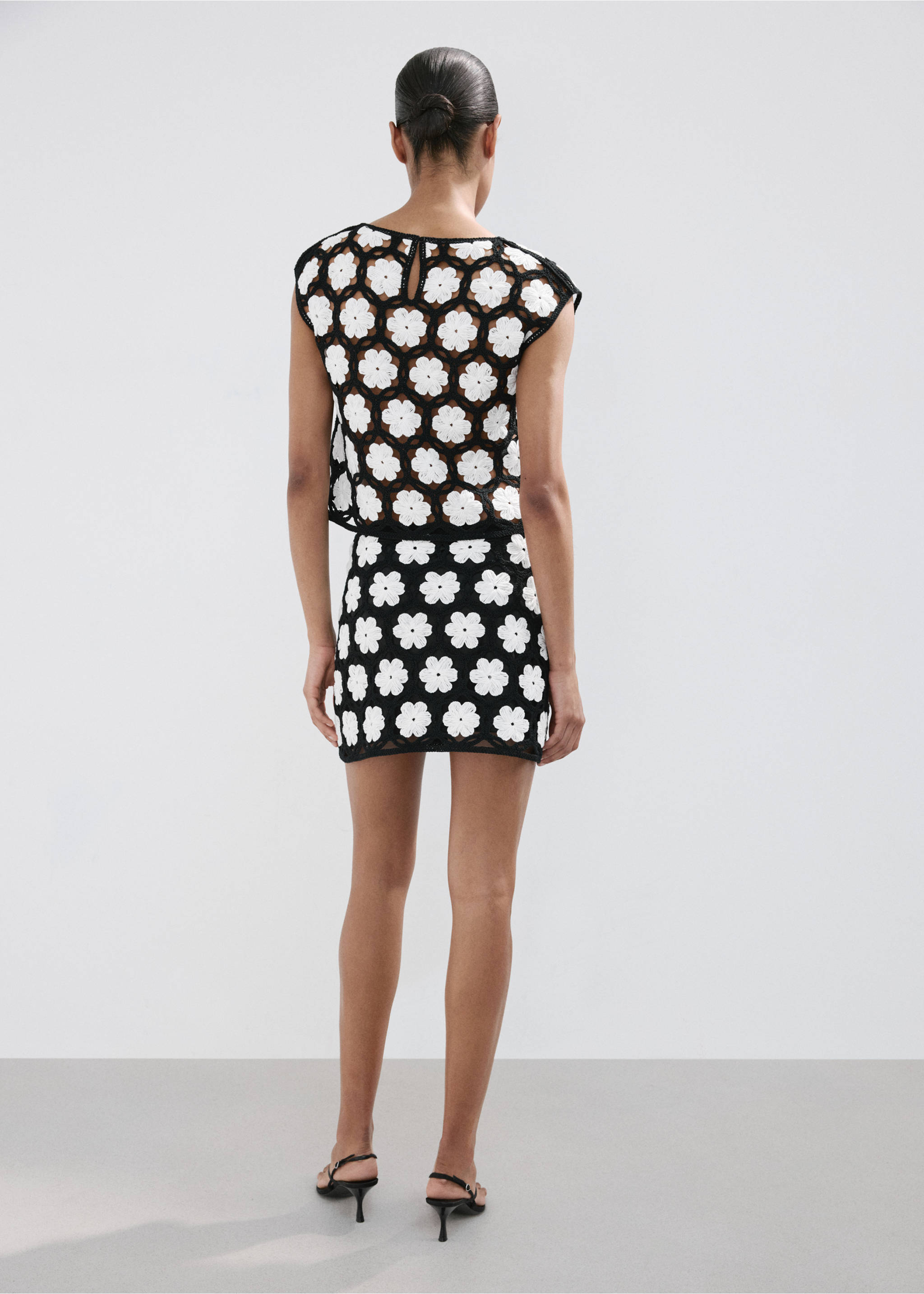 Minijupe crochet fleurs - Verso de l’article, Noir. Ref: 27089056-00.