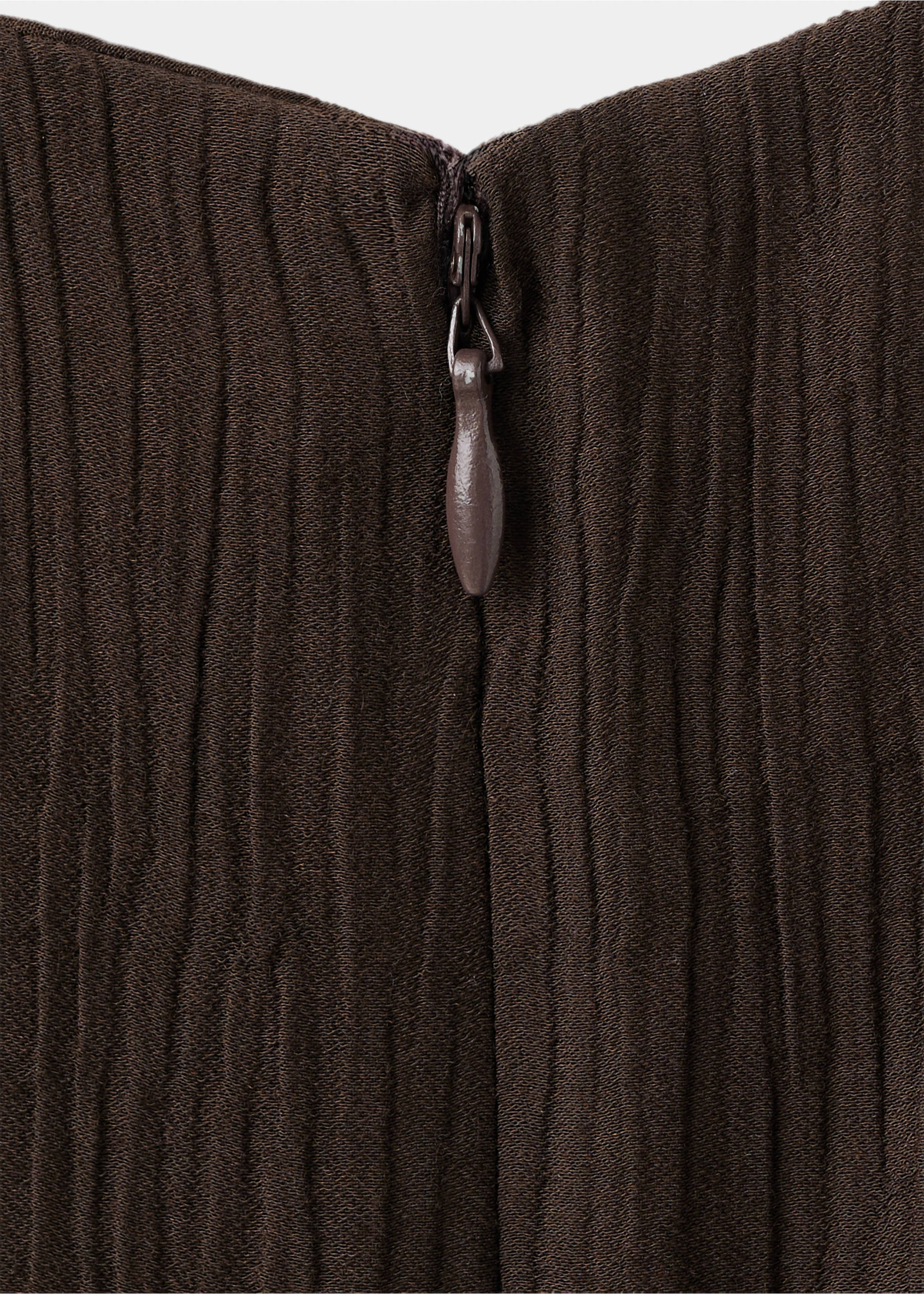 Neckholder-Jumpsuit mit Gürtel - Detail des Artikels 8, Schokolade. Ref: 27089058-00.