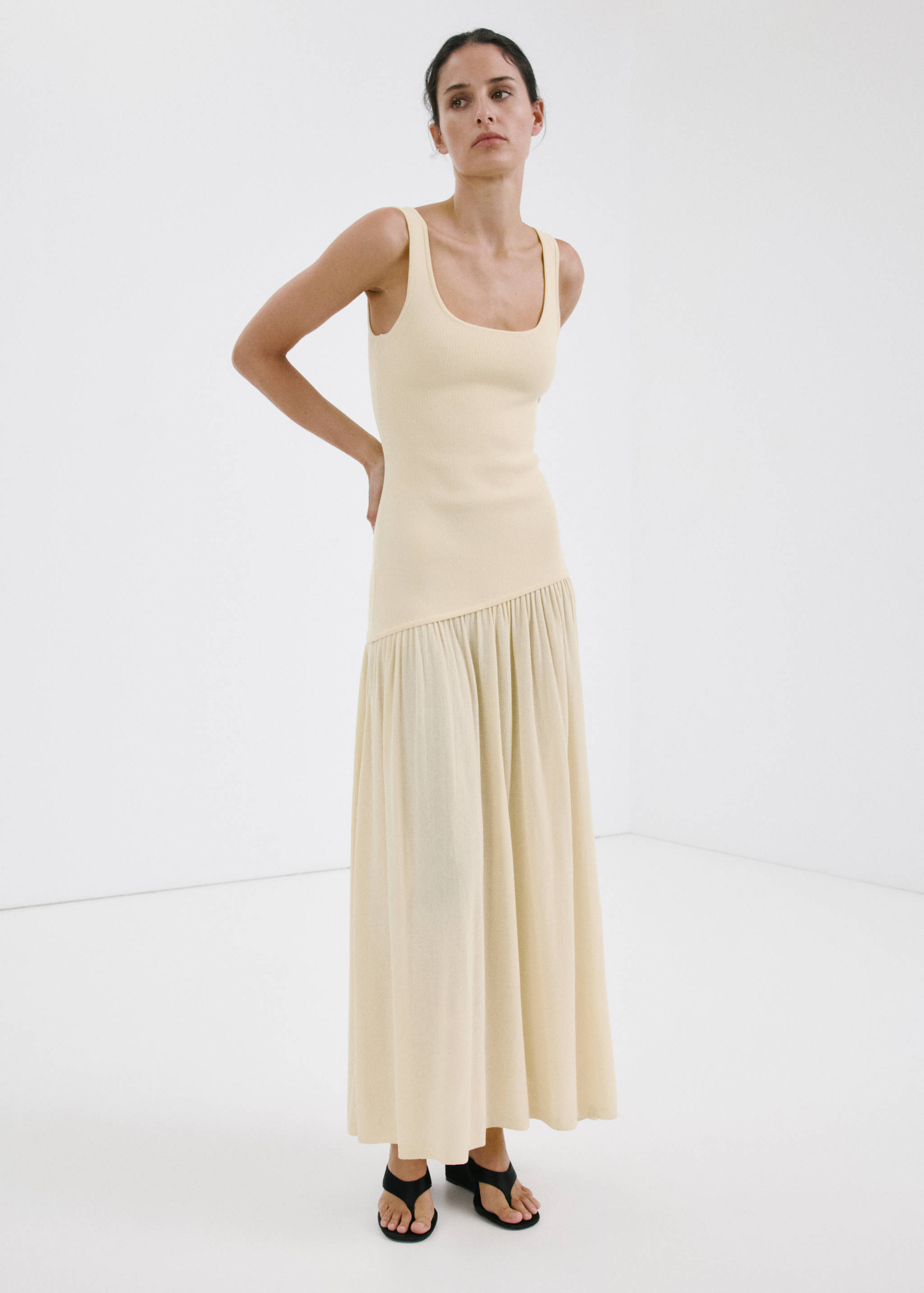 Asymmetric cut knitted dress - General plane