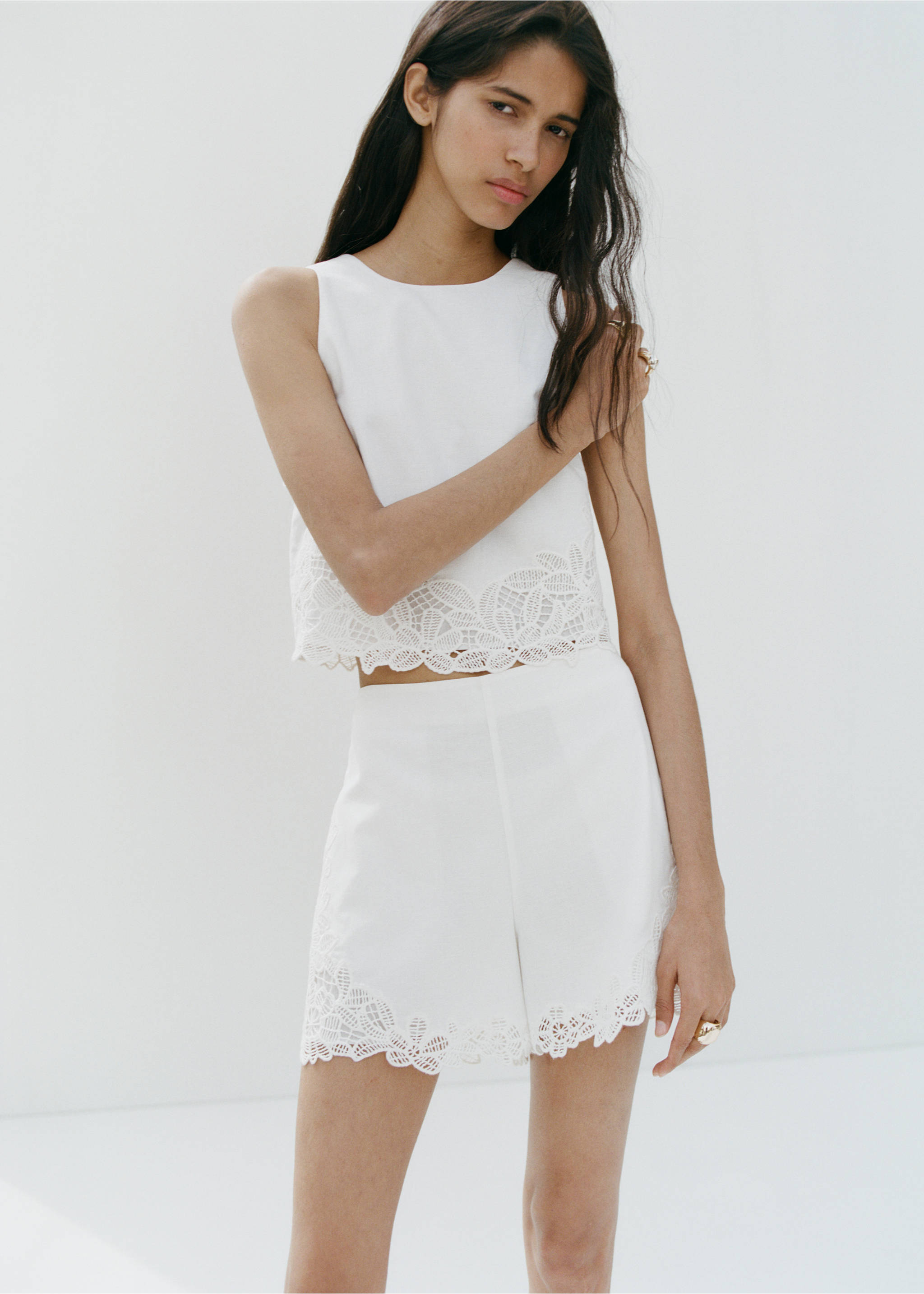 Embroidered openwork shorts - Medium plane, Off White. Ref: 27089069-00.