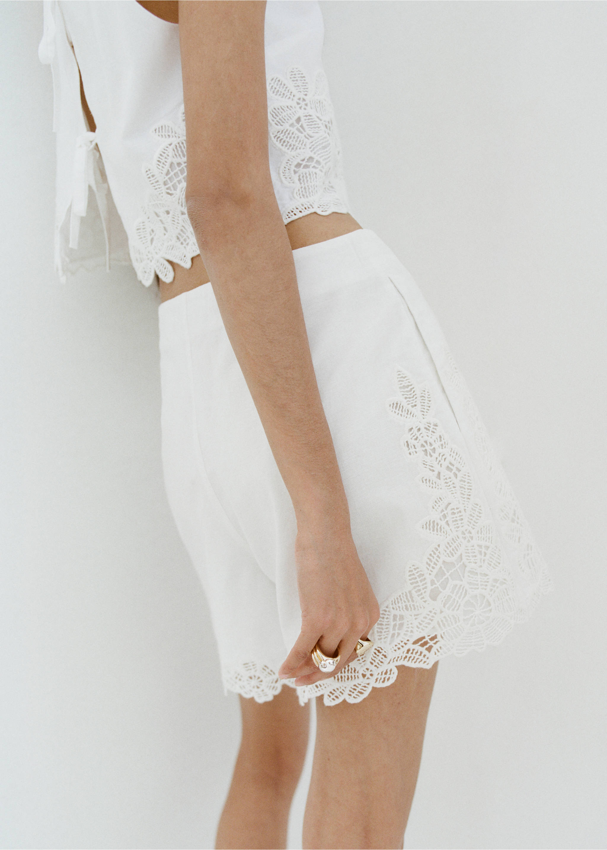 Embroidered openwork shorts - Details of the article 1, Off White. Ref: 27089069-00.