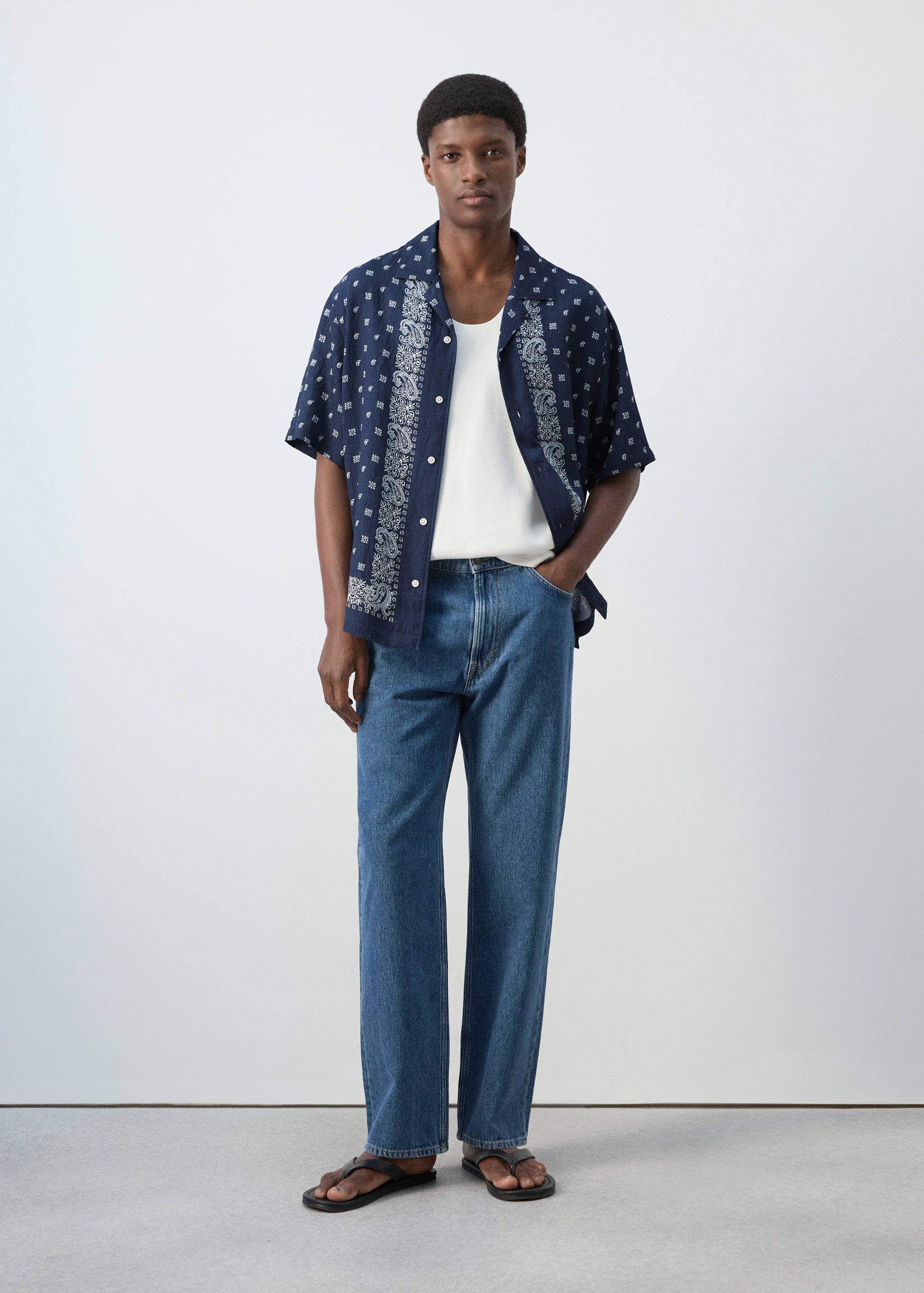 Camisa regular fit fluída estampada - Plano general