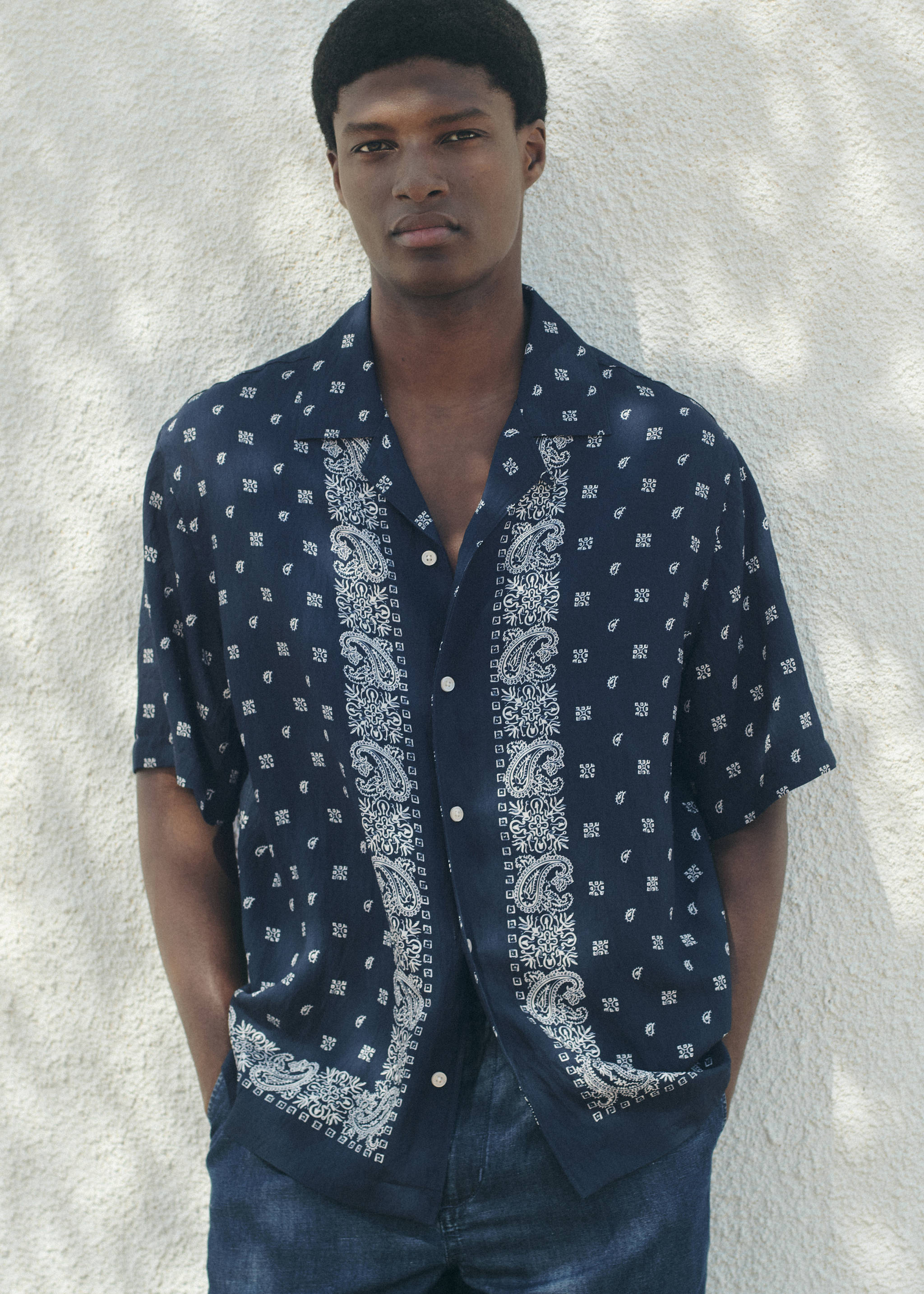 Camisa regular fit fluída estampada - Detalle del artículo 5, Azul marino. Ref: 27089208-00.