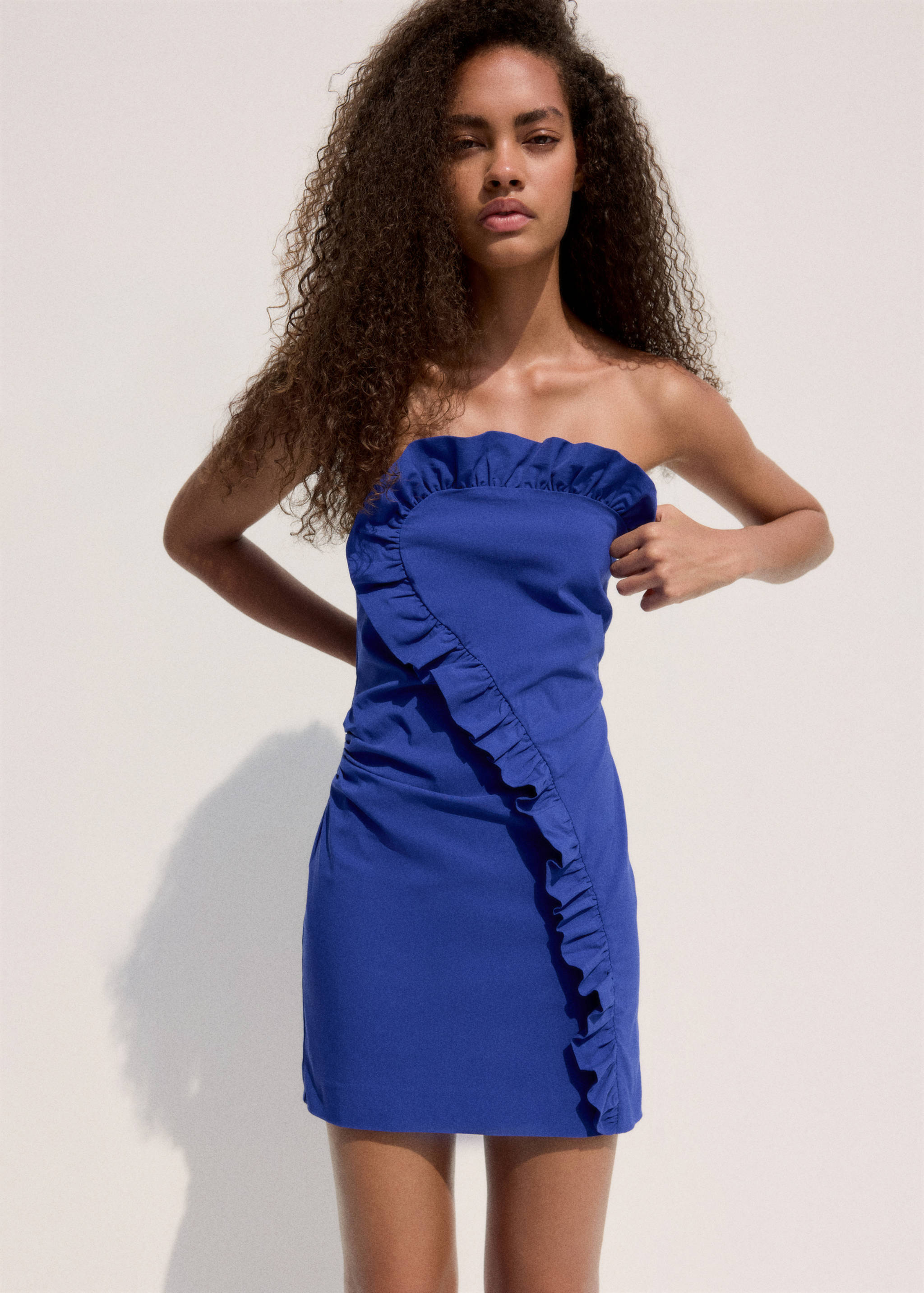 Strapless dress with asymmetrical ruffled detail - Medium plane
