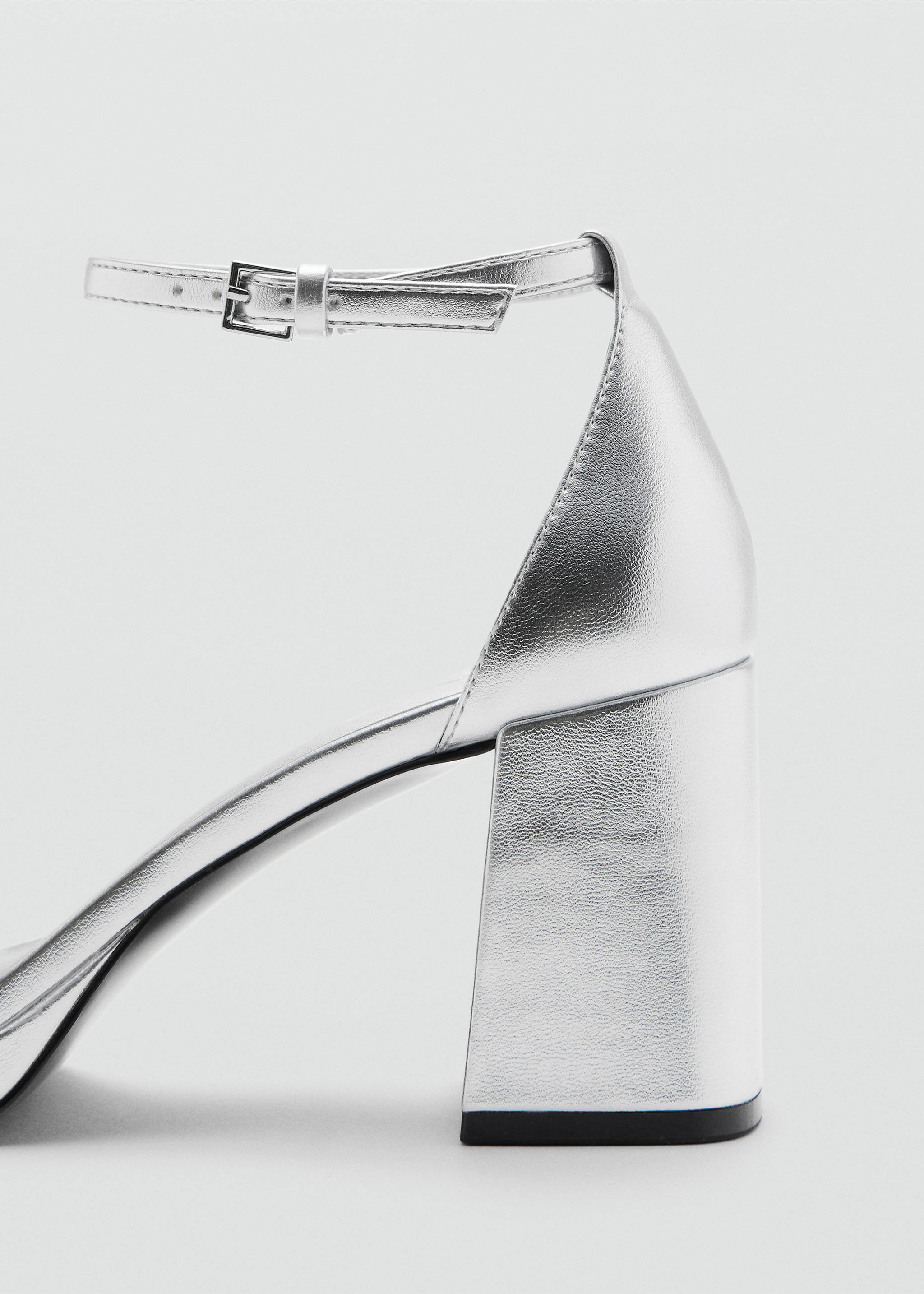 Metallic-Sandale mit Absatz - Detail des Artikels 1, Silber. Ref: 27091177-00.