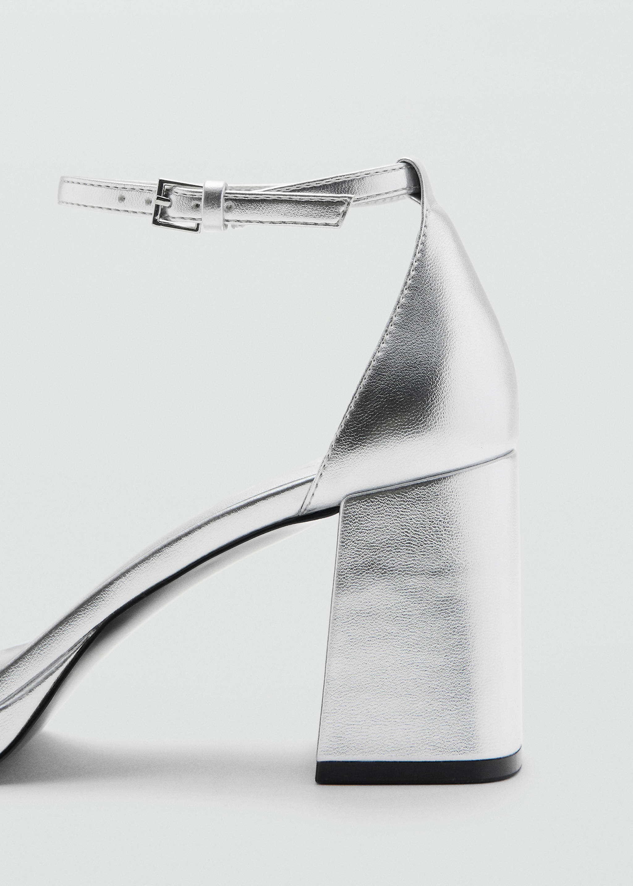 Metallic-Sandale mit Absatz - Detail des Artikels 1