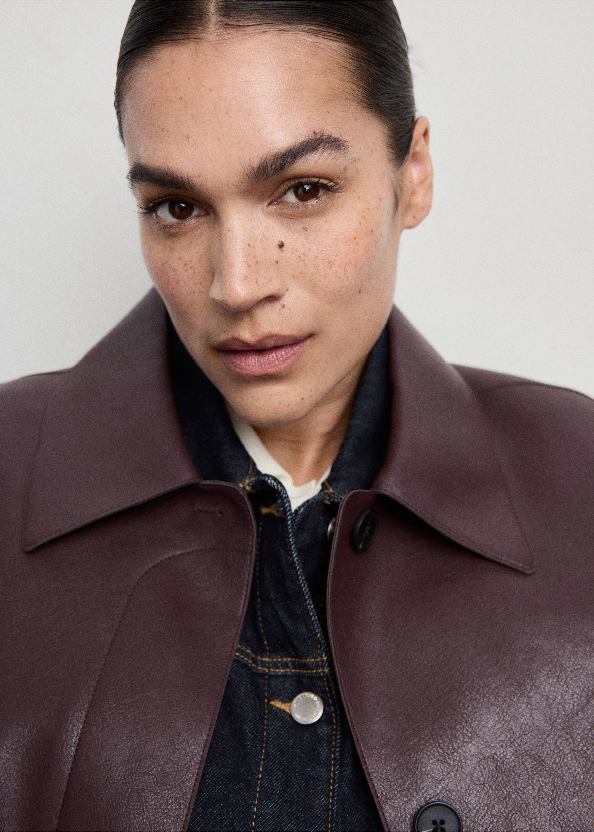 Veste cuir synthétique poches - Détail de l'article 4, Grenat. Ref: 27091189-00.