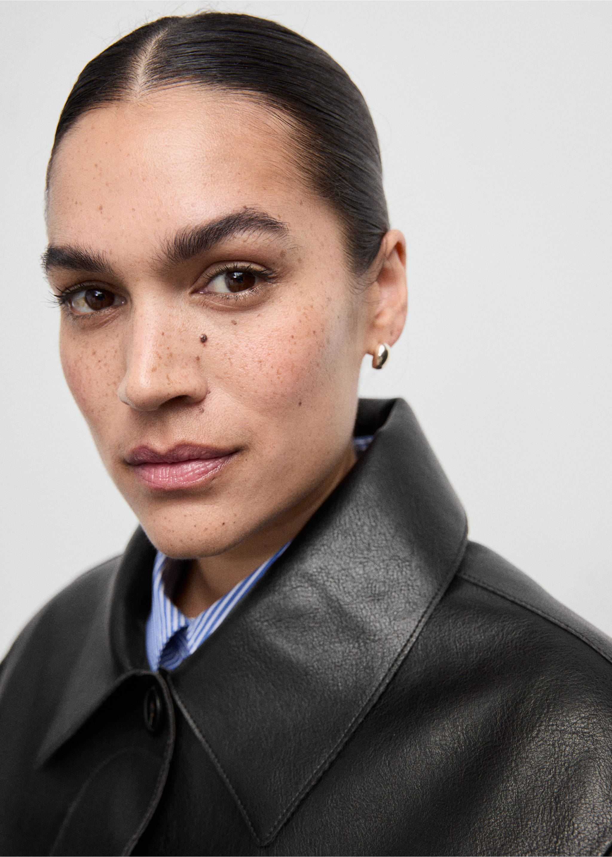 Veste cuir synthétique poches - Détail de l'article 4, Noir. Ref: 27091189-00.