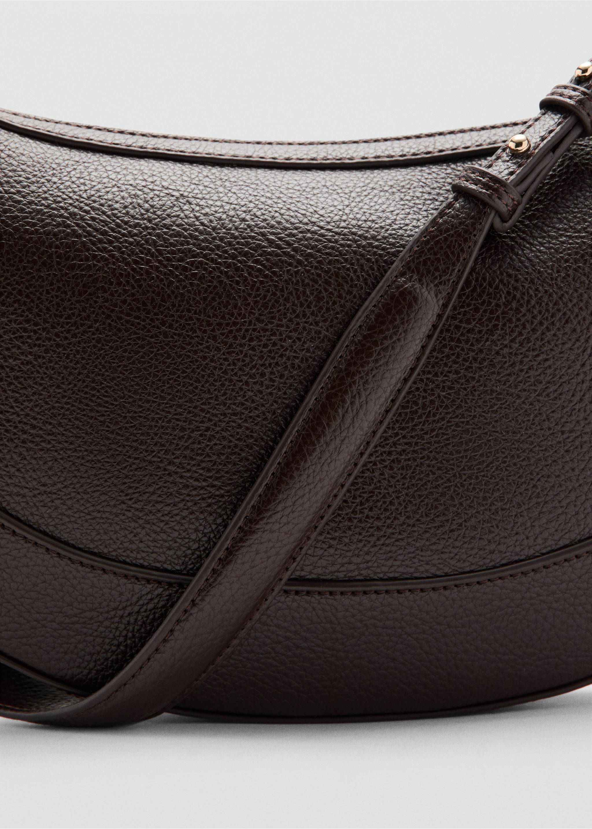 Oval shoulder bag - Details of the article 2, Chocolate. Ref: 27091216-00.
