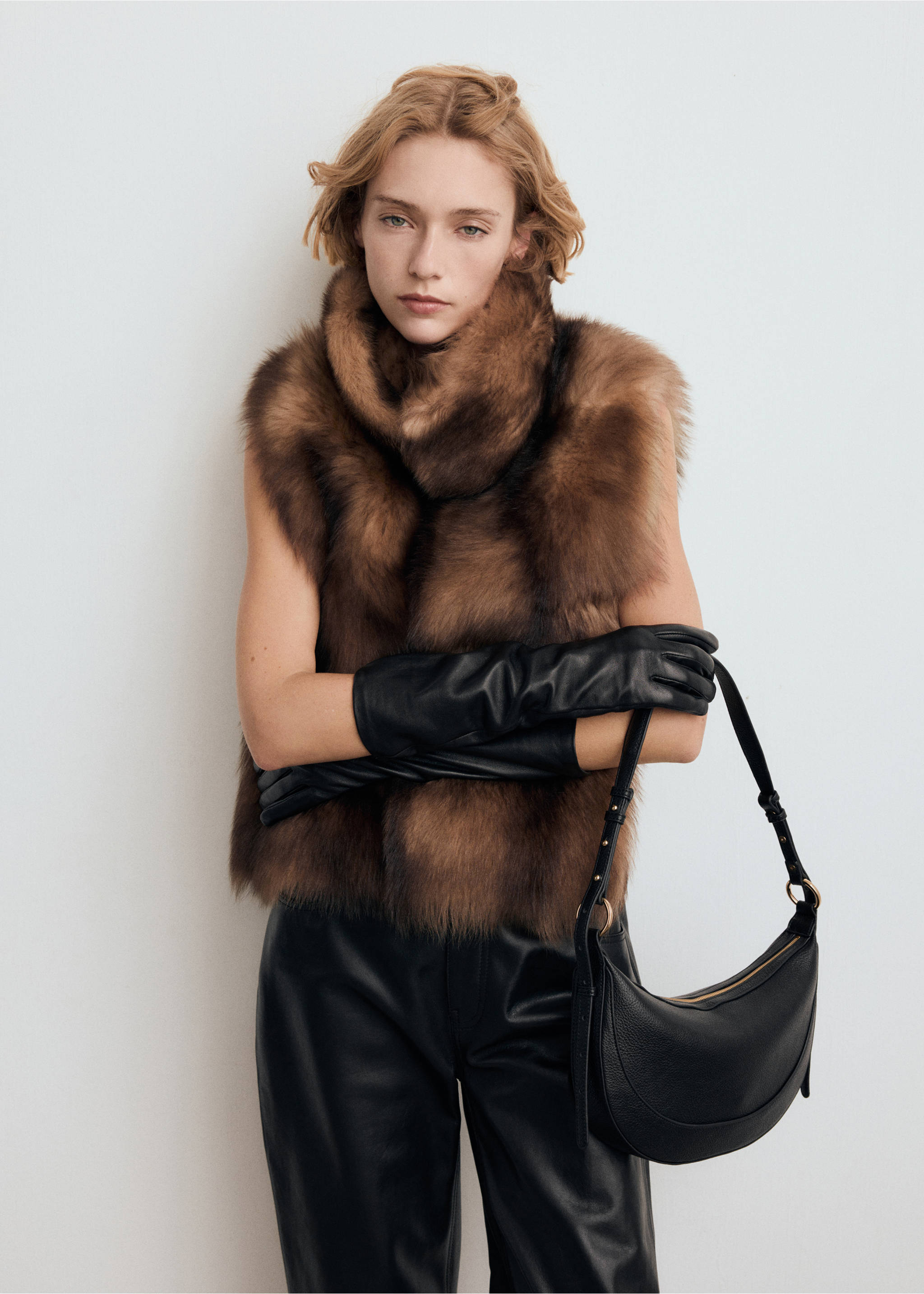 Oval shoulder bag - General plane, Black. Ref: 27091216-00.