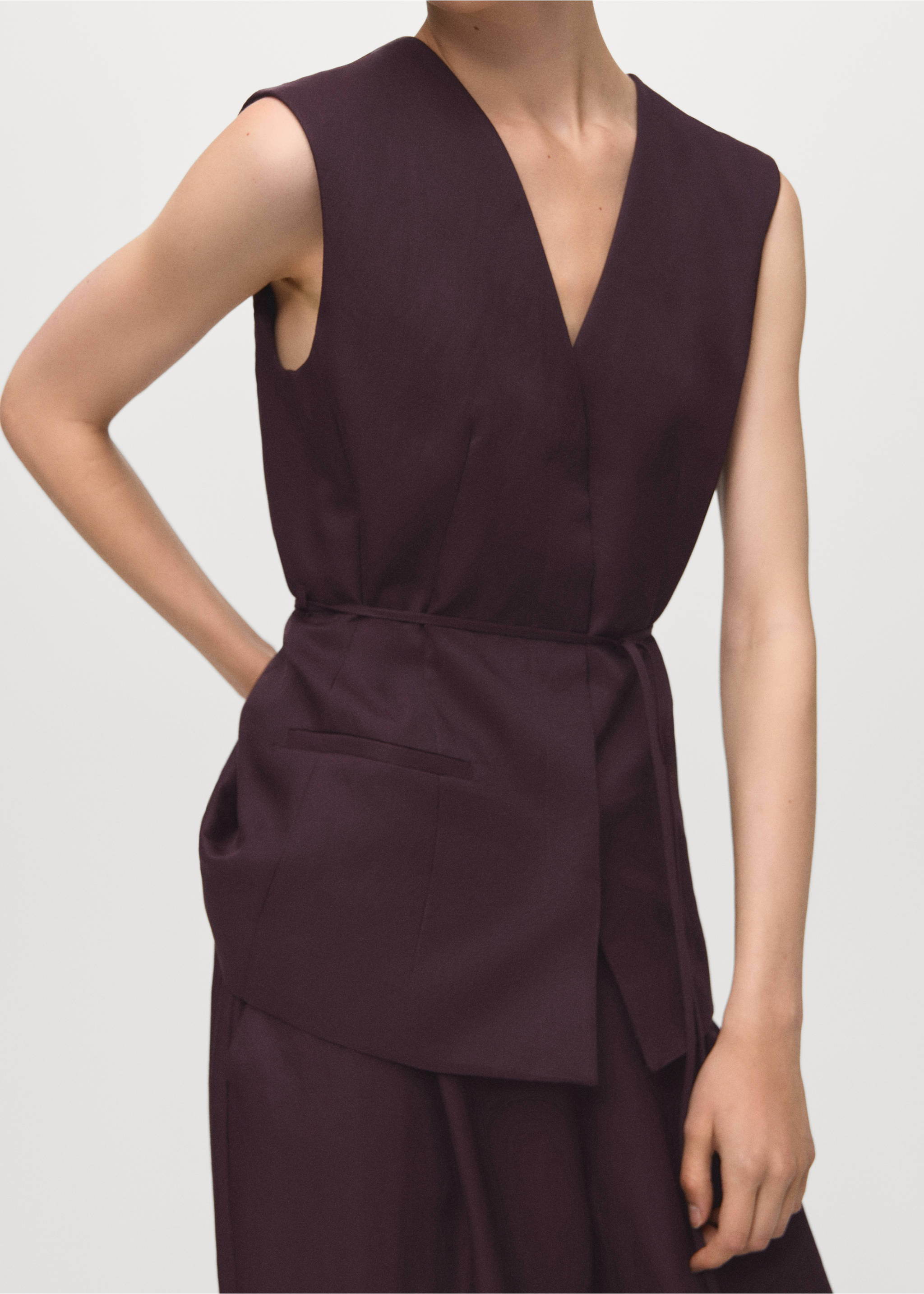 Suit waistcoat with bow - Details of the article 3, Burgundy. Ref: 27091240-00.