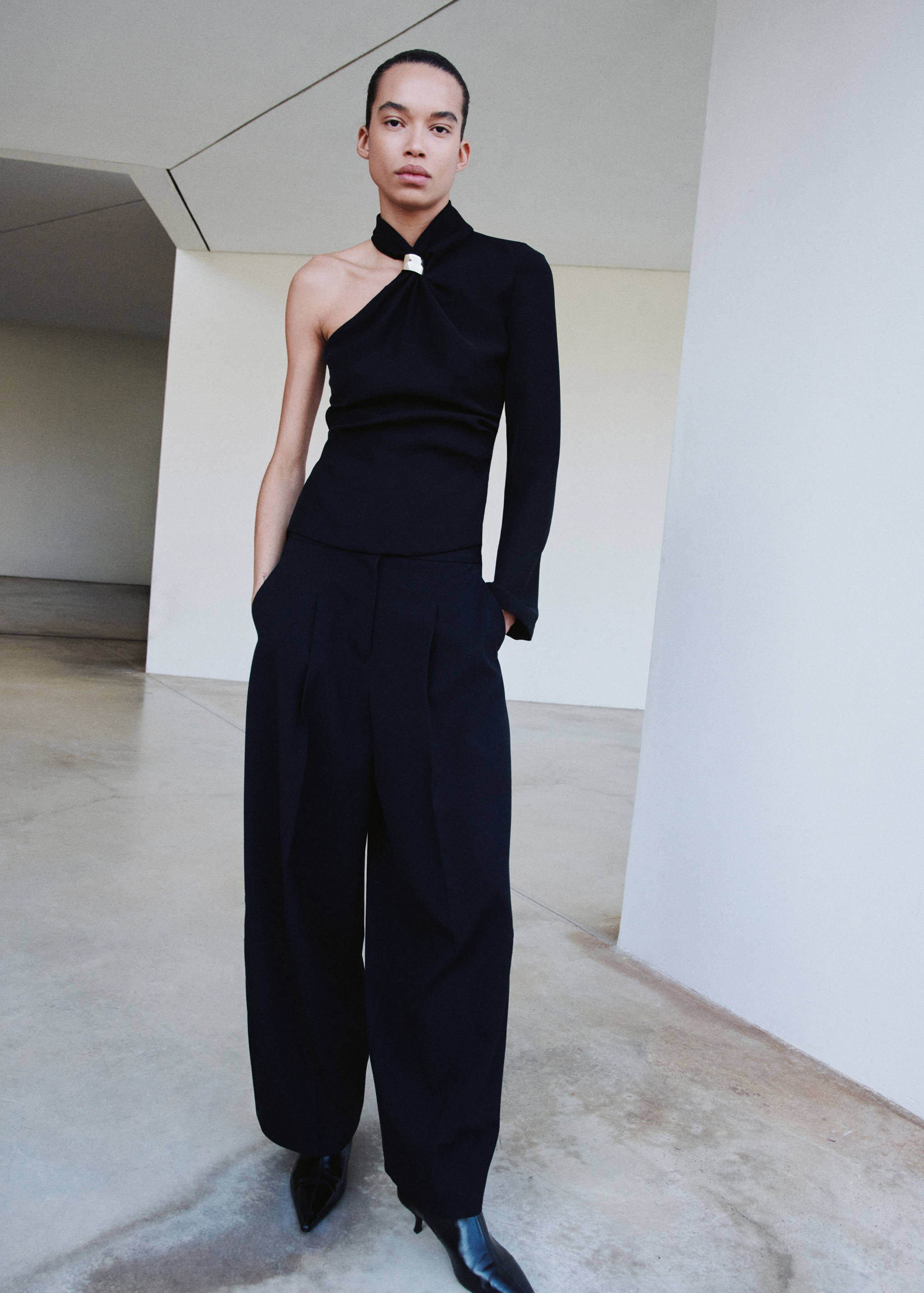 Asymmetrical blouse with metallic detail - General plane