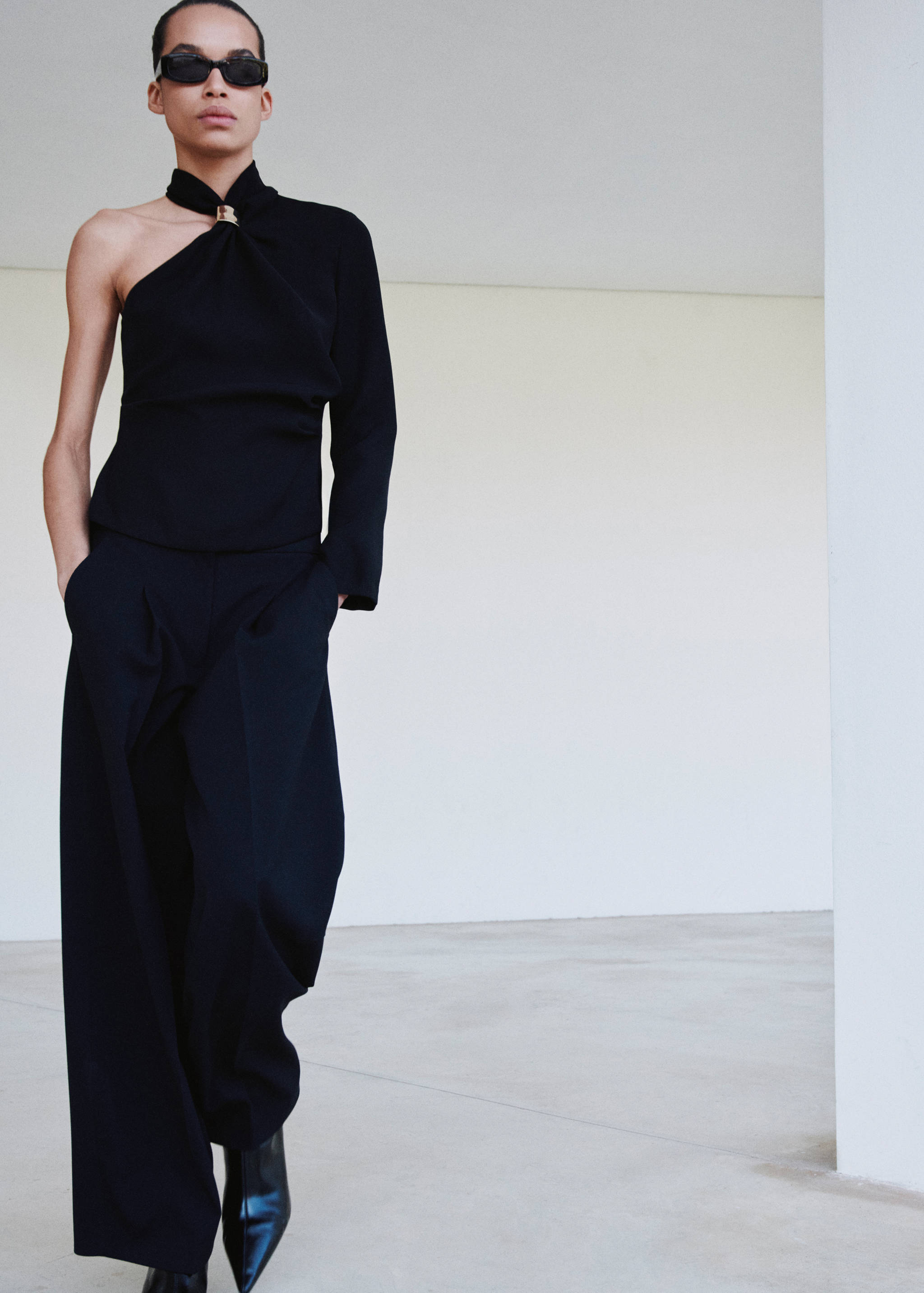 Asymmetrical blouse with metallic detail - Details of the article 1