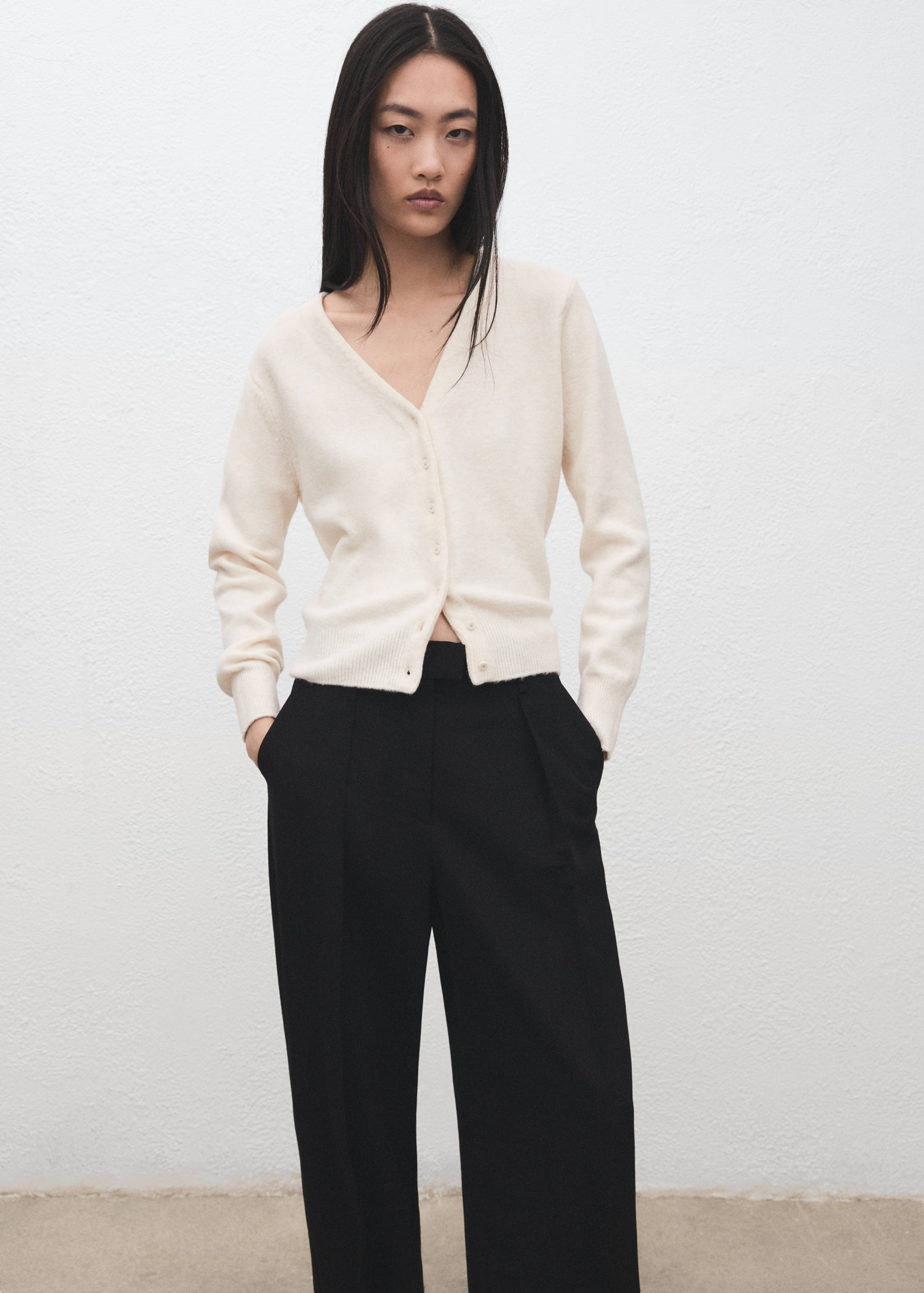 Ζακέτα πλεκτή γιακάς V - Μεσαίο πλάνο