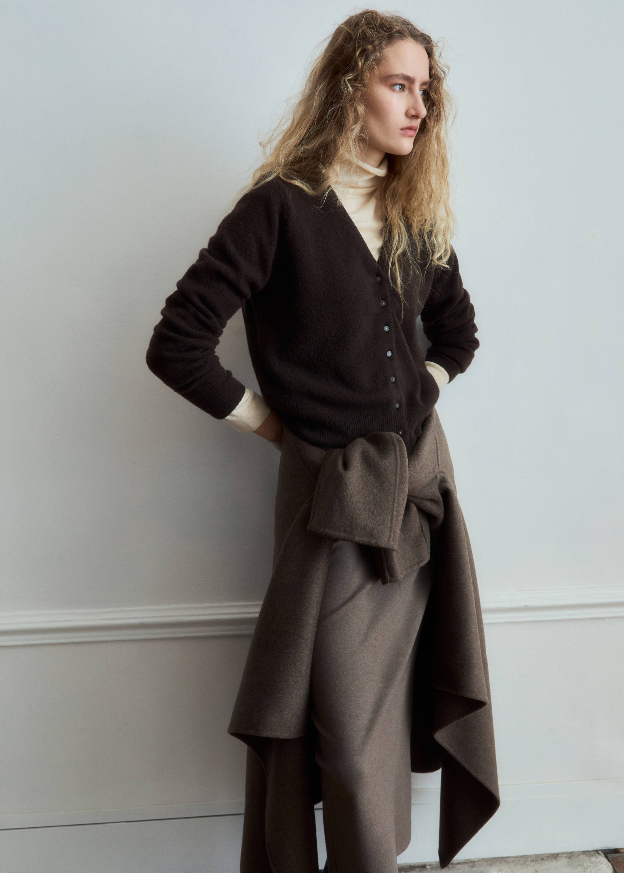 Cárdigan punto cuello pico - Plano medio, Chocolate. Ref: 27091279-00.